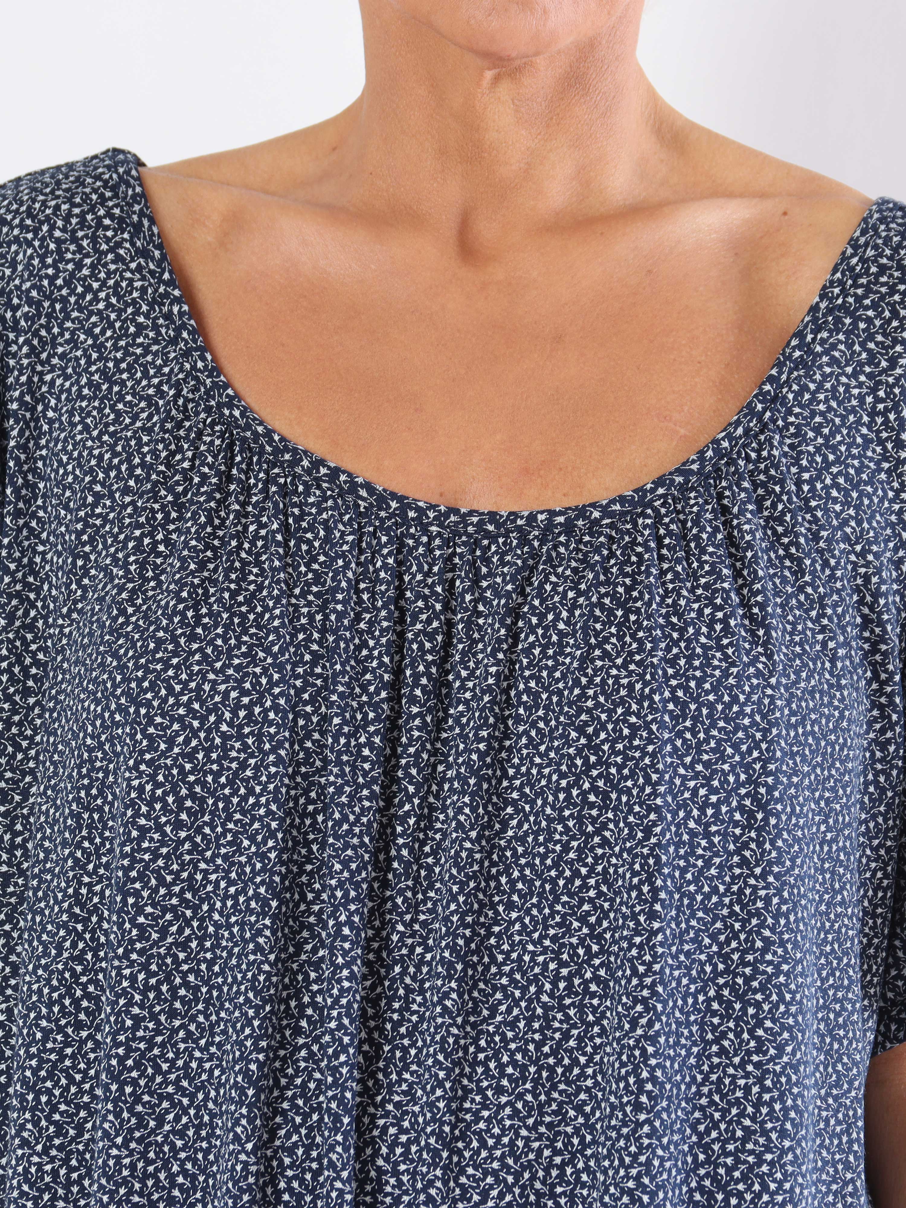 Miracle Flower T-shirt - Viskosblus i plus size med resår i nederkanten