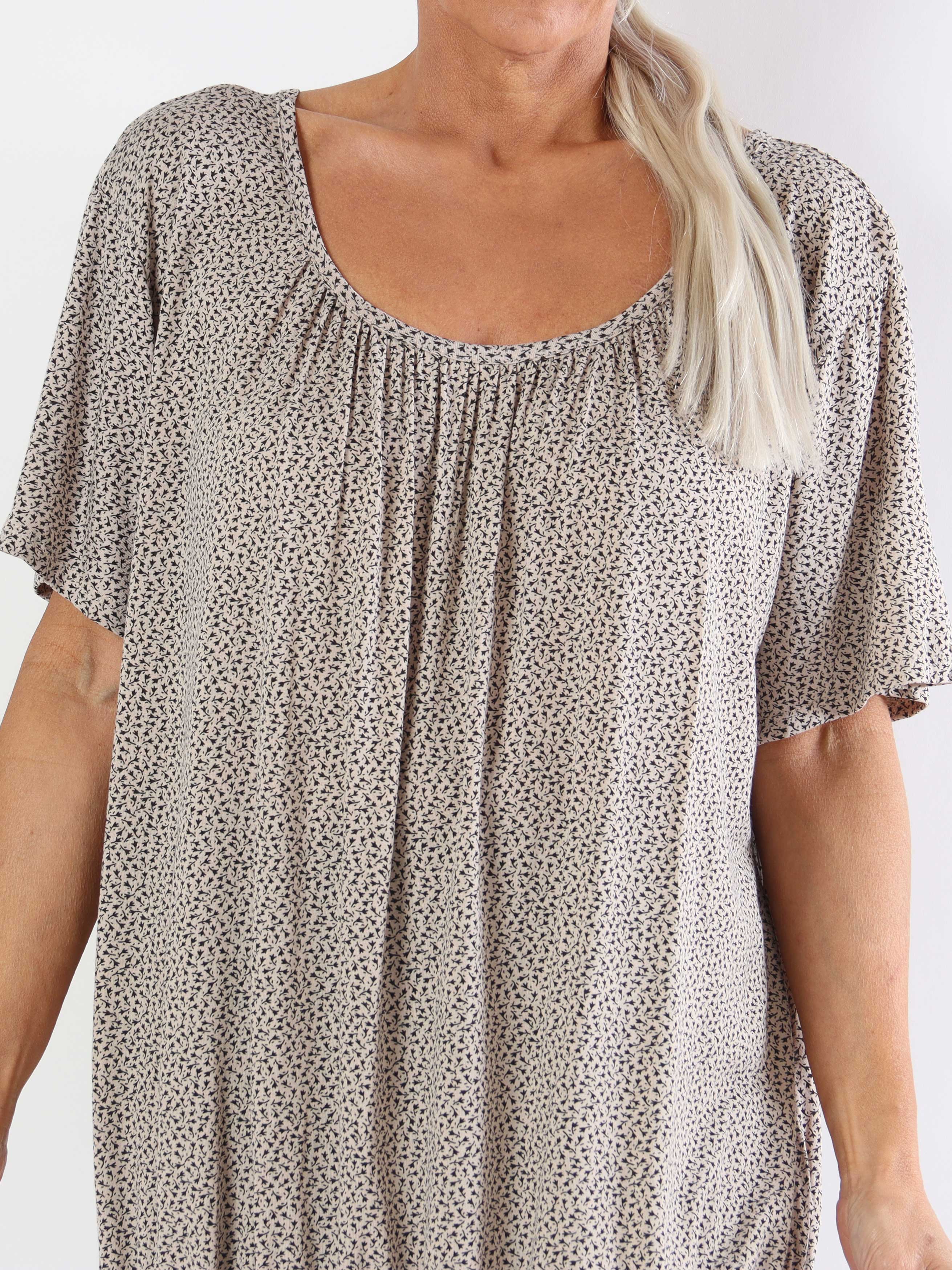 Miracle Flower T-shirt - Viskosblus i plus size med resår i nederkanten