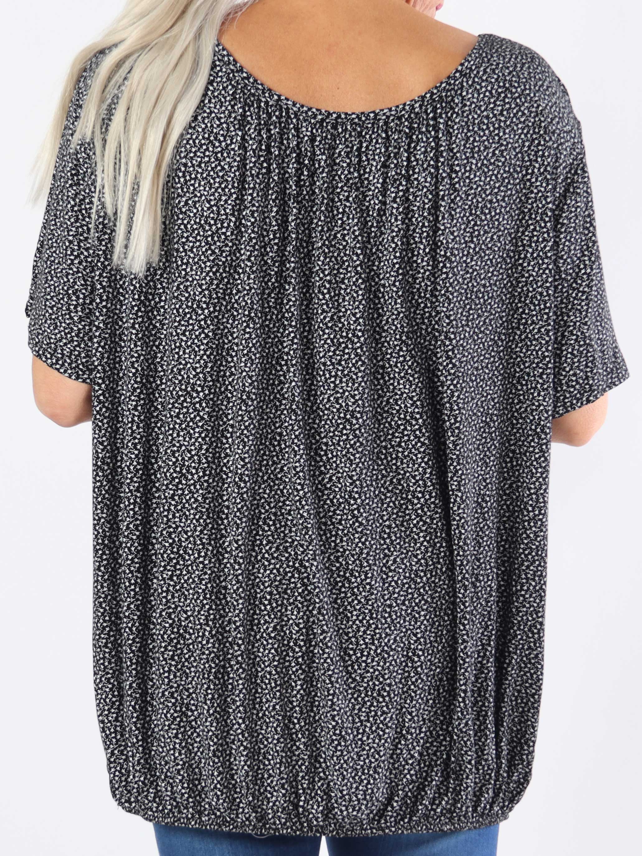 Miracle Flower T-shirt - Viskosblus i plus size med resår i nederkanten