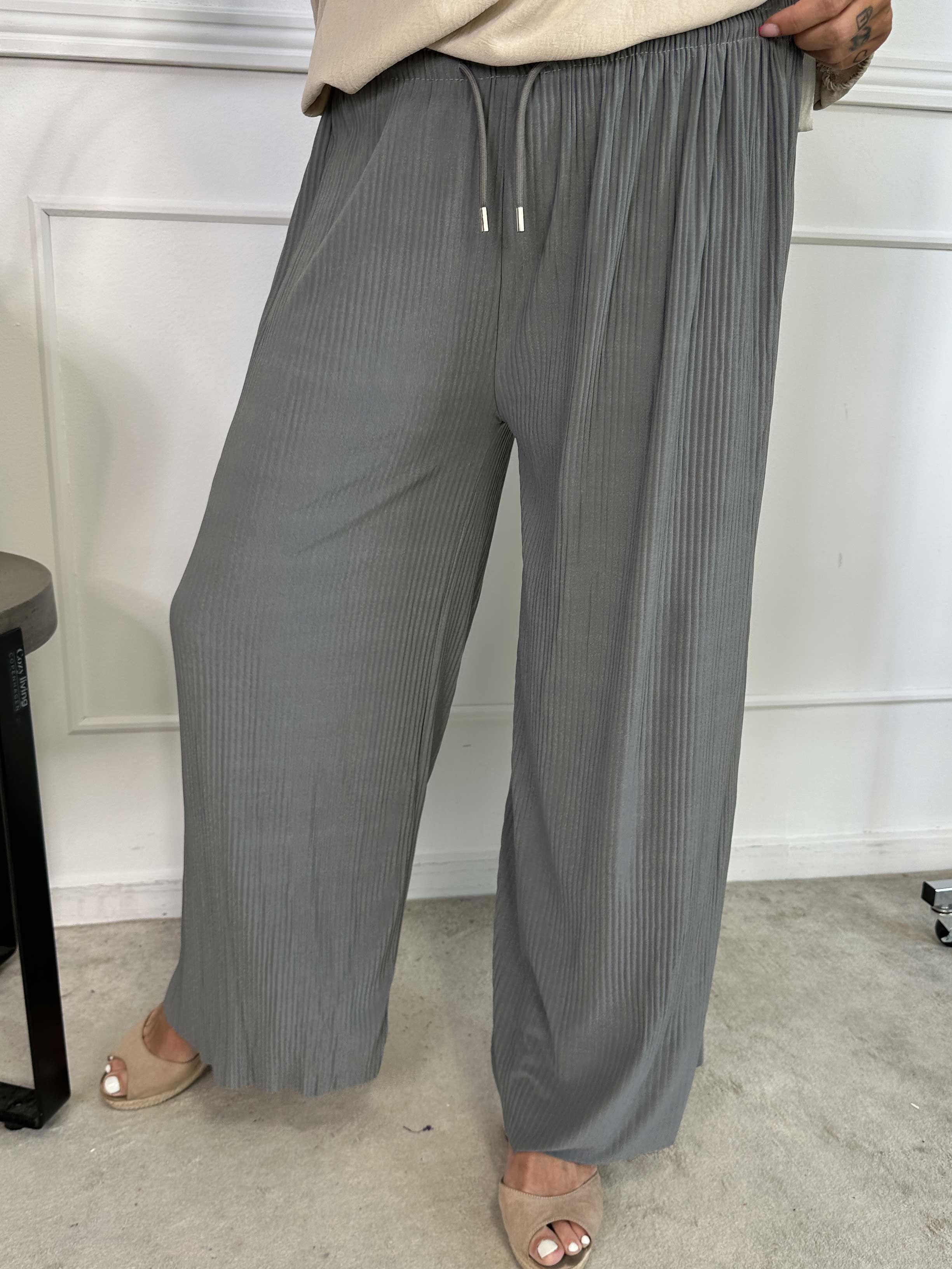 Angeline - Lösa plisserade byxor med resår i midjan