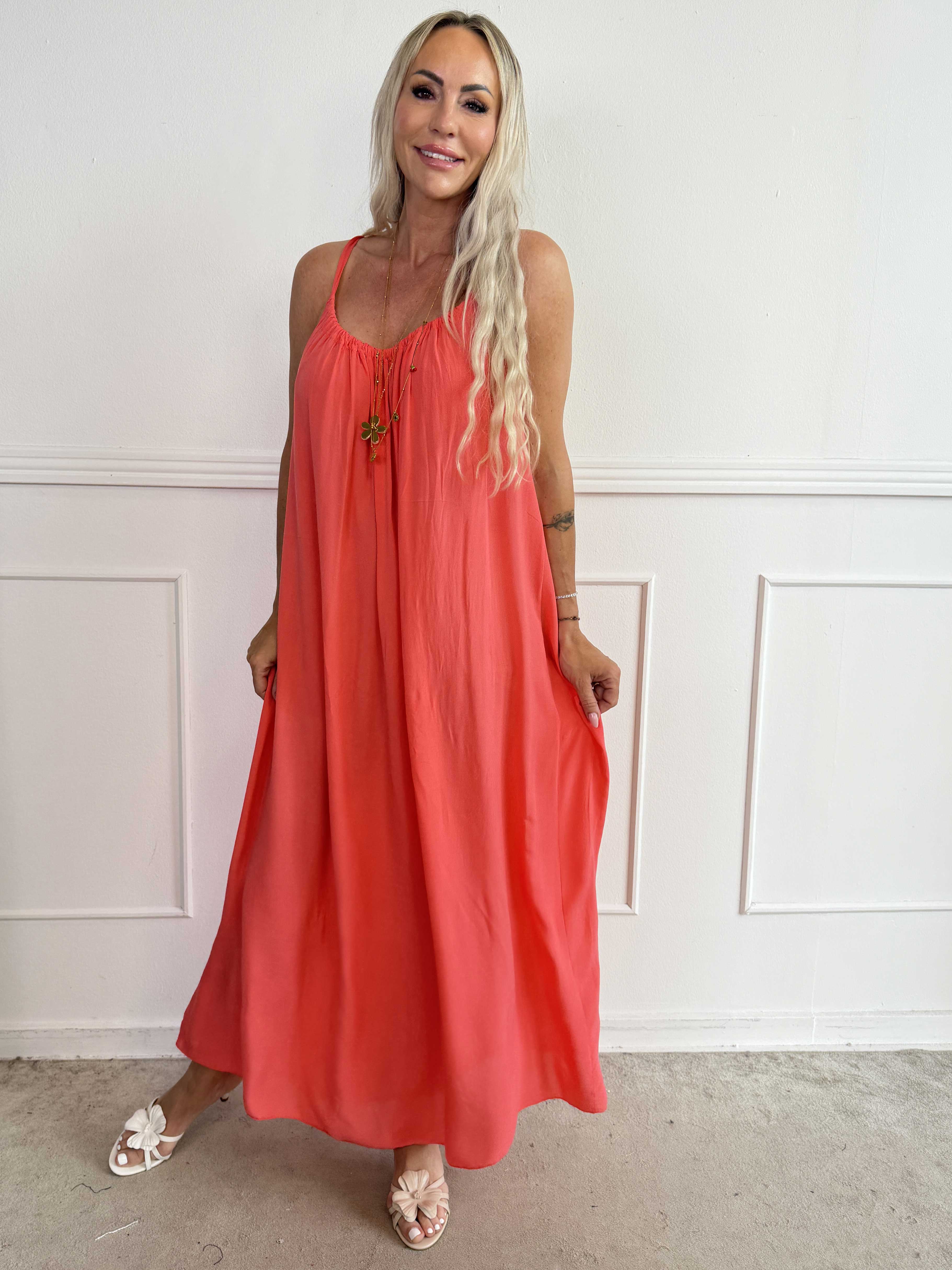 Sunshines Long - Lång och luftig plus size klänning i viskos med axelband