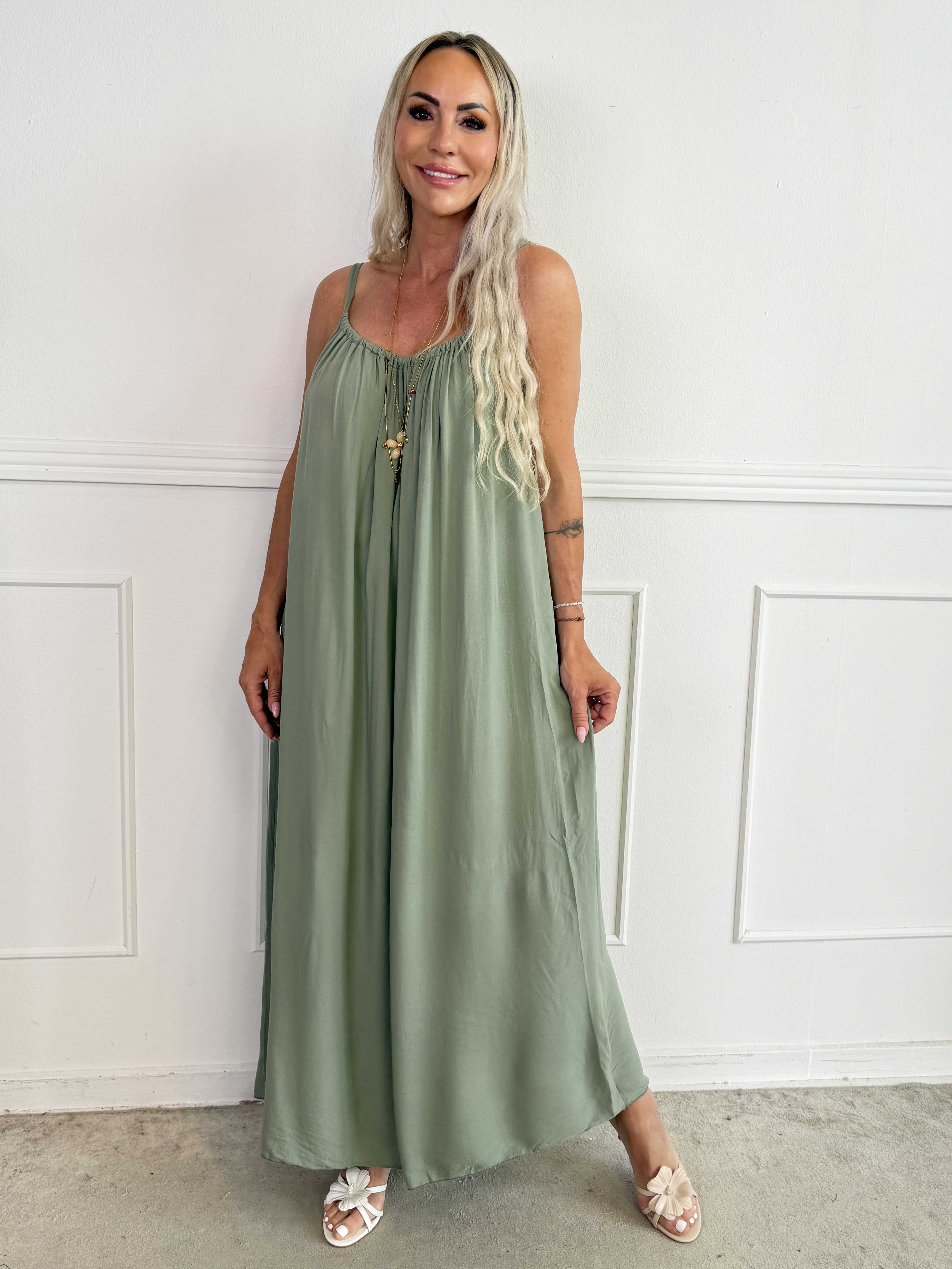 Sunshines Long - Lång och luftig plus size klänning i viskos med axelband