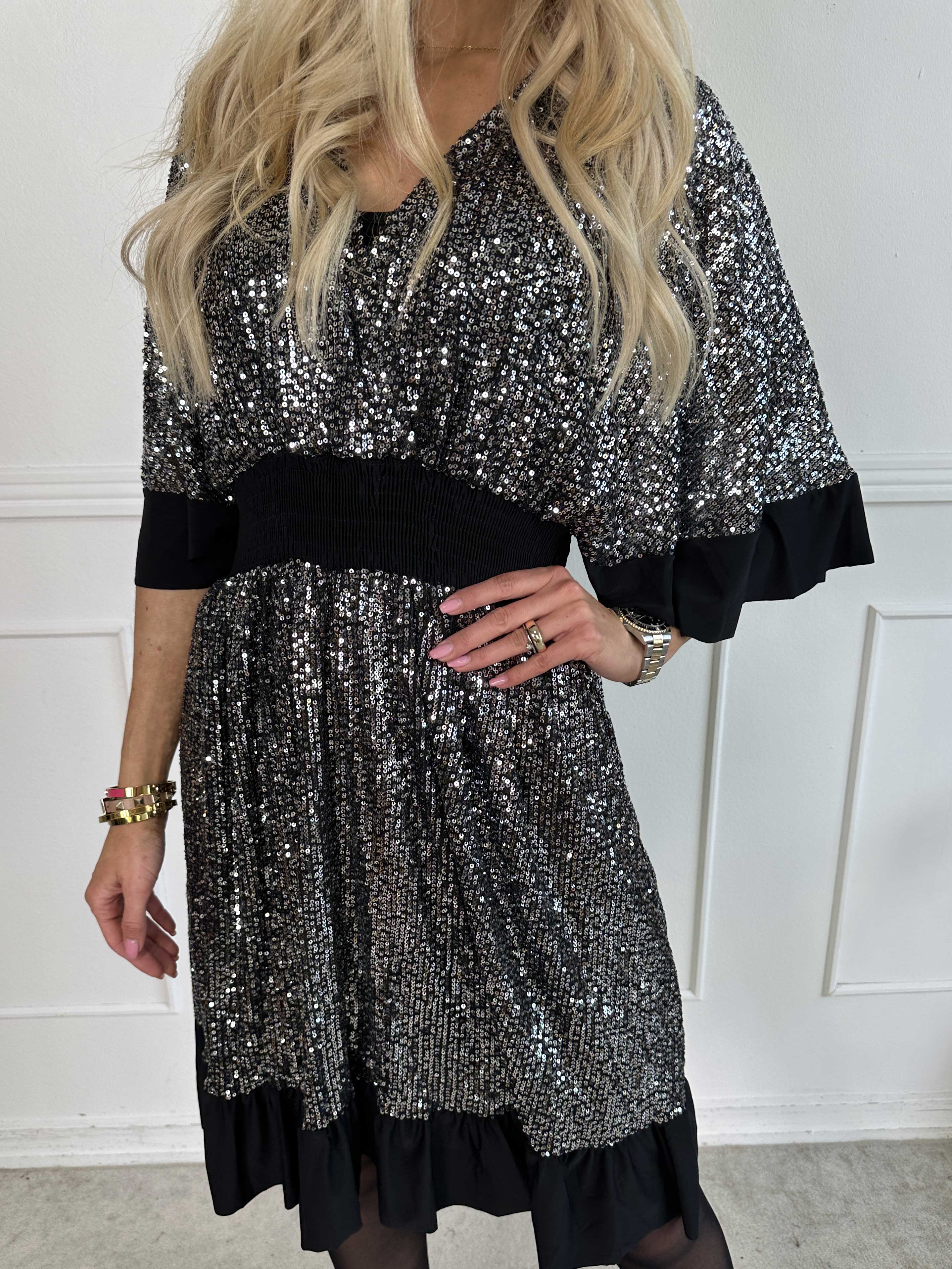 Pamela Glitter Short - Paljettklänning med volanger och smock