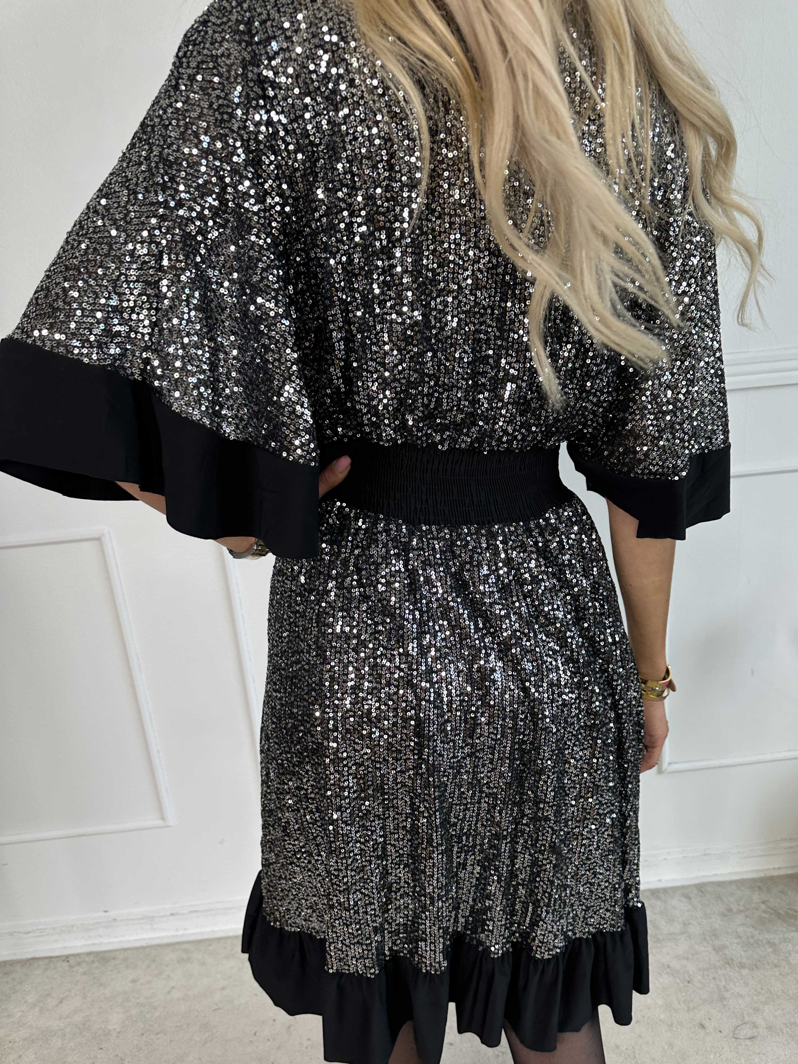 Pamela Glitter Short - Paljettklänning med volanger och smock