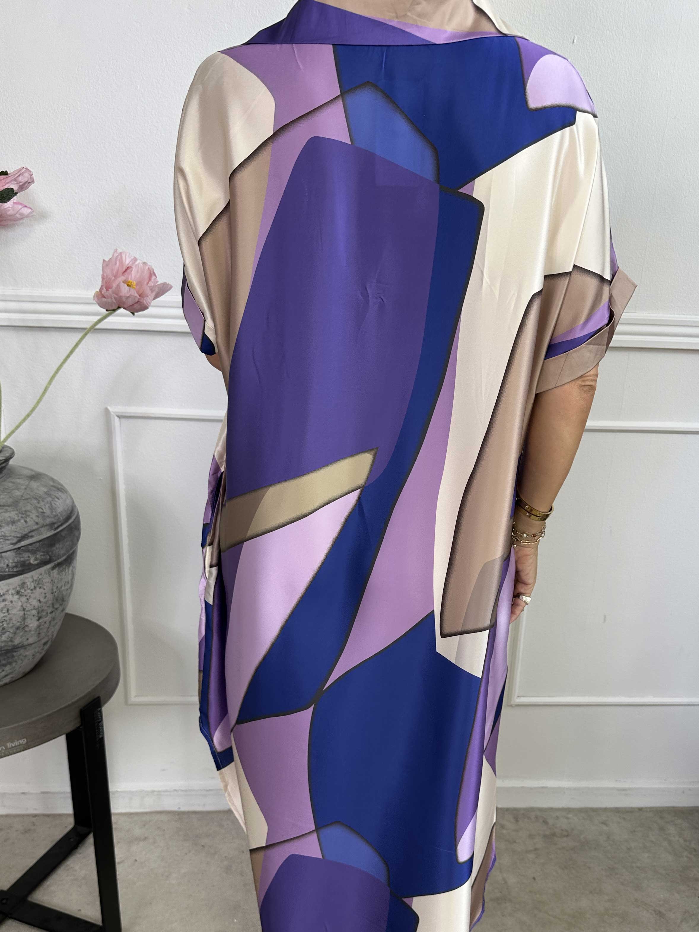 Etlana - Mönstrad tunikaklänning med korta ärmar