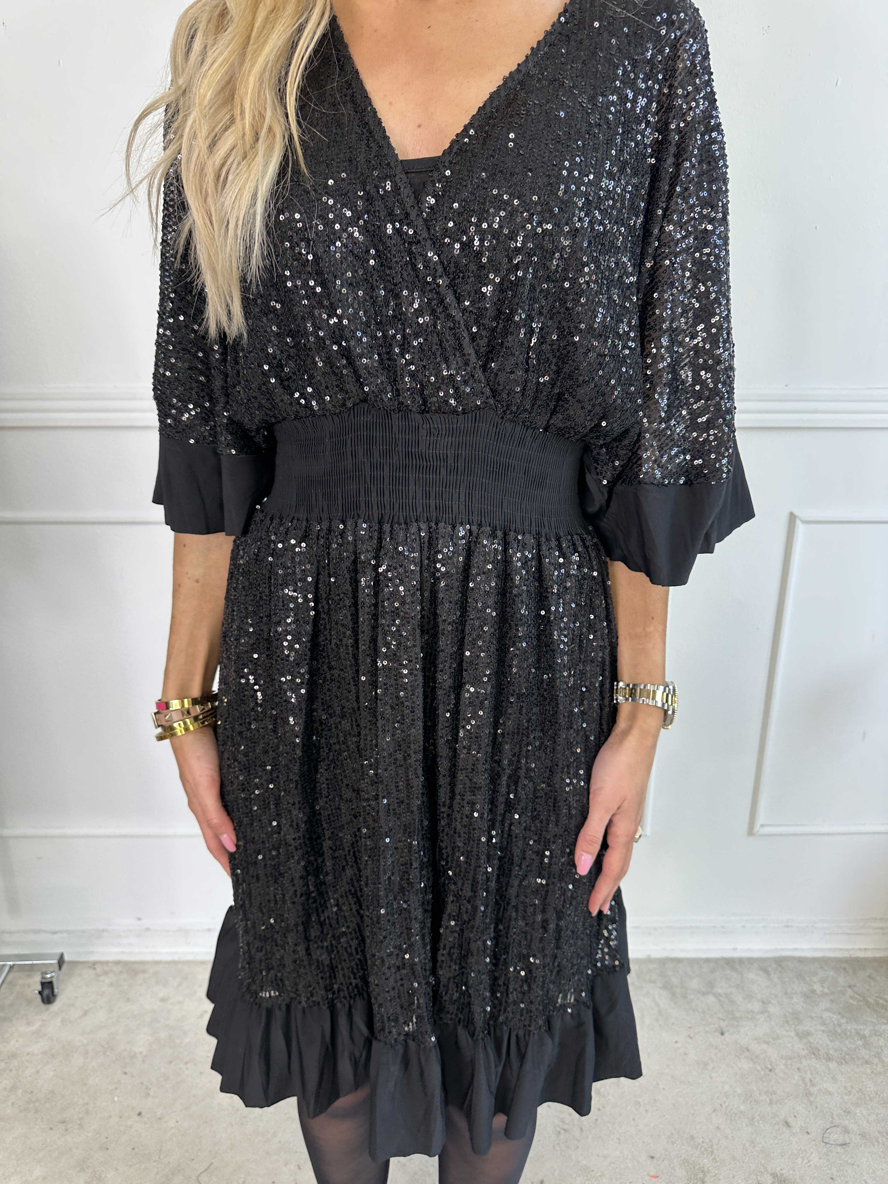 Pamela Glitter Short - Paljettklänning med volanger och smock