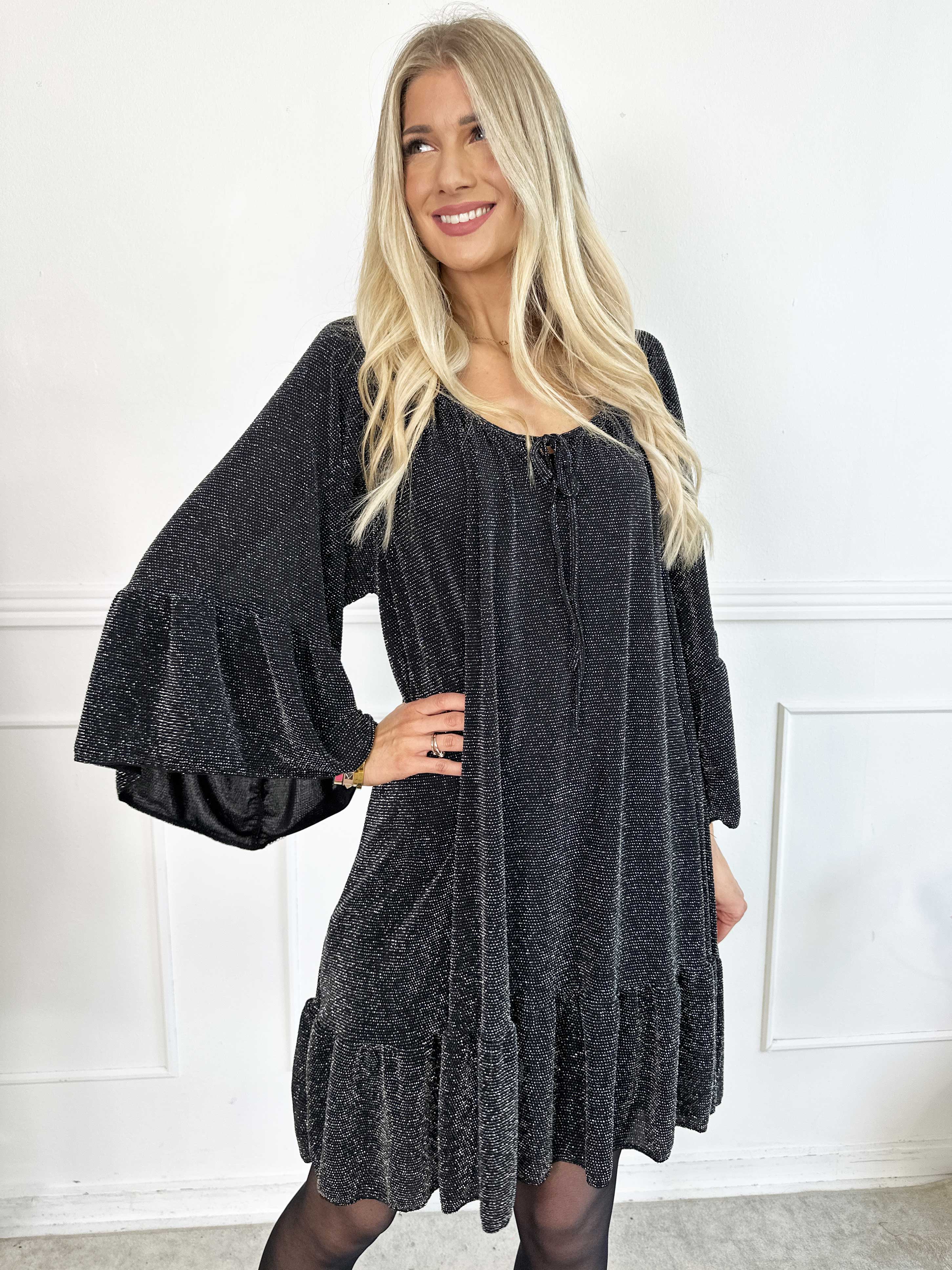 Novia Glitter - Elastisk klänning med glittertrådar och volanger