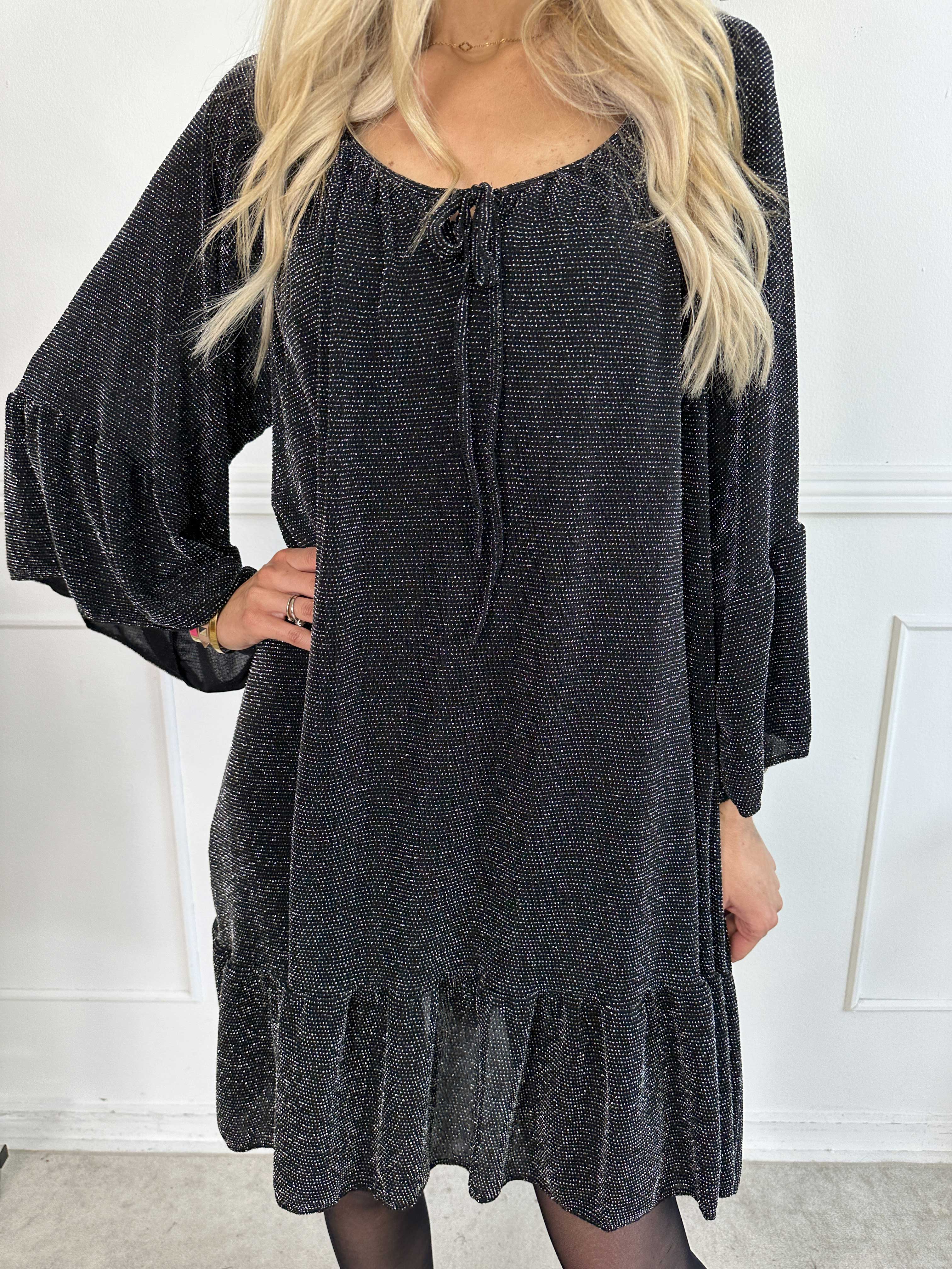 Novia Glitter - Elastisk klänning med glittertrådar och volanger