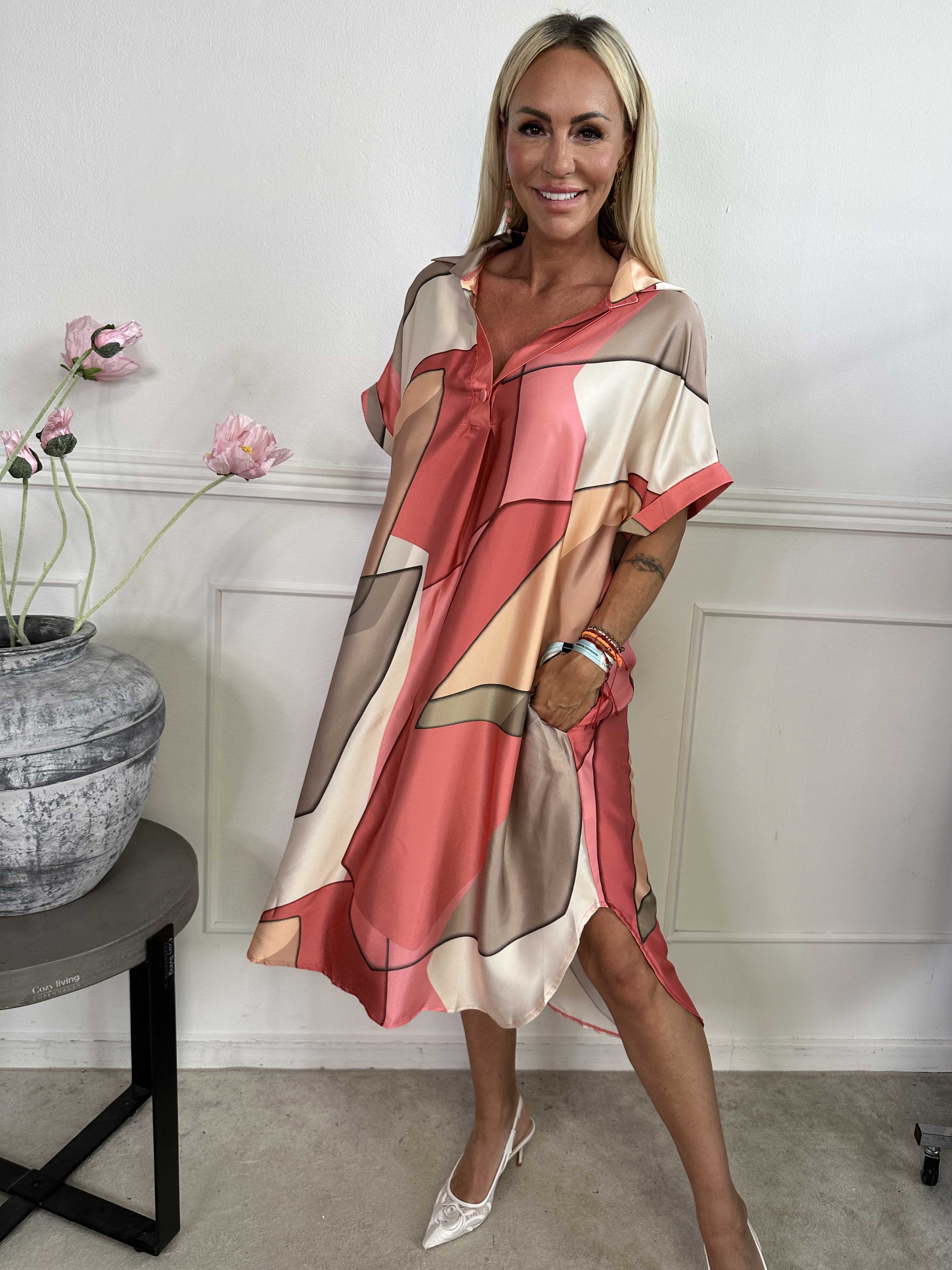 Etlana - Mönstrad tunikaklänning med korta ärmar