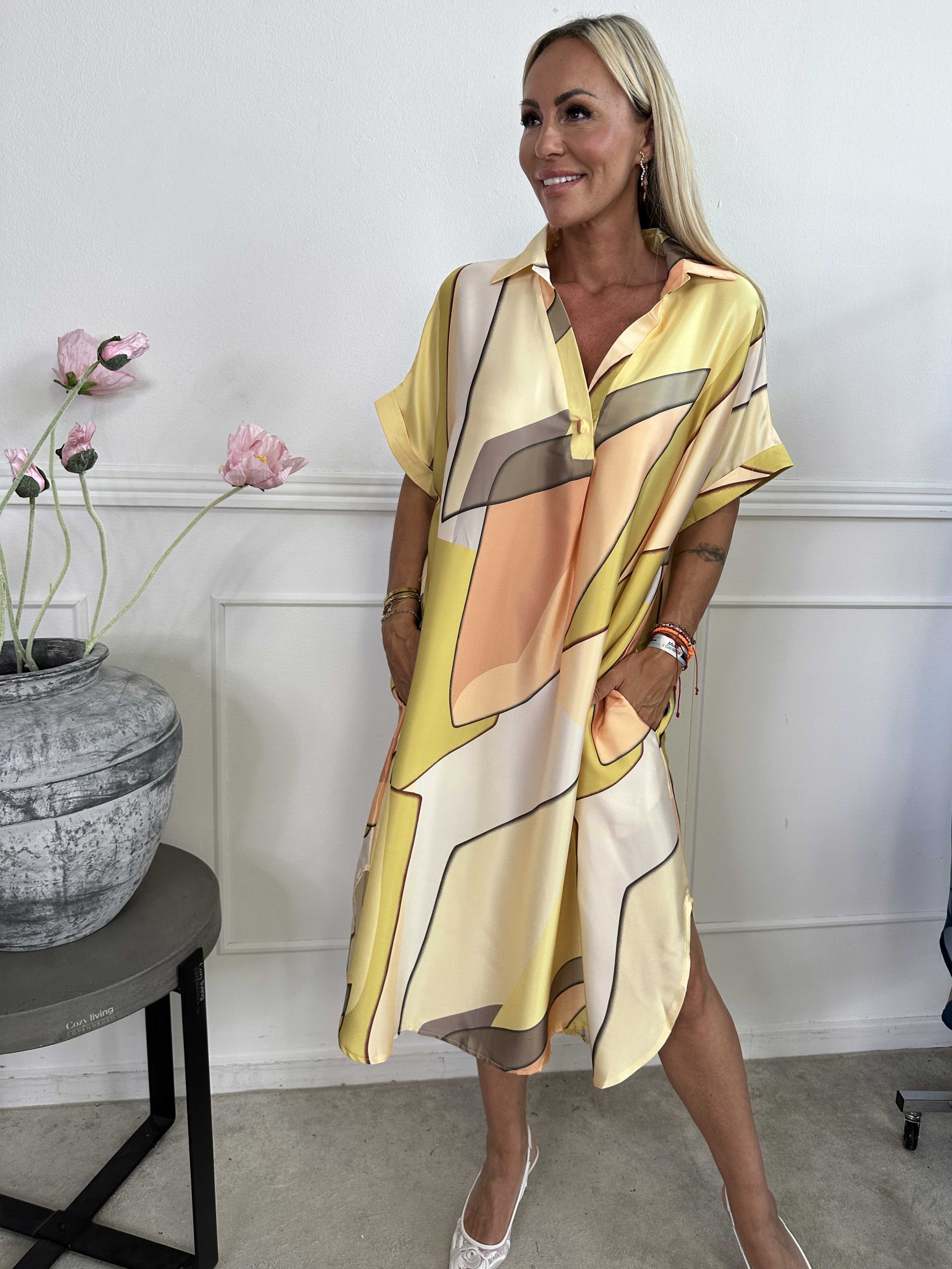 Etlana - Mönstrad tunikaklänning med korta ärmar