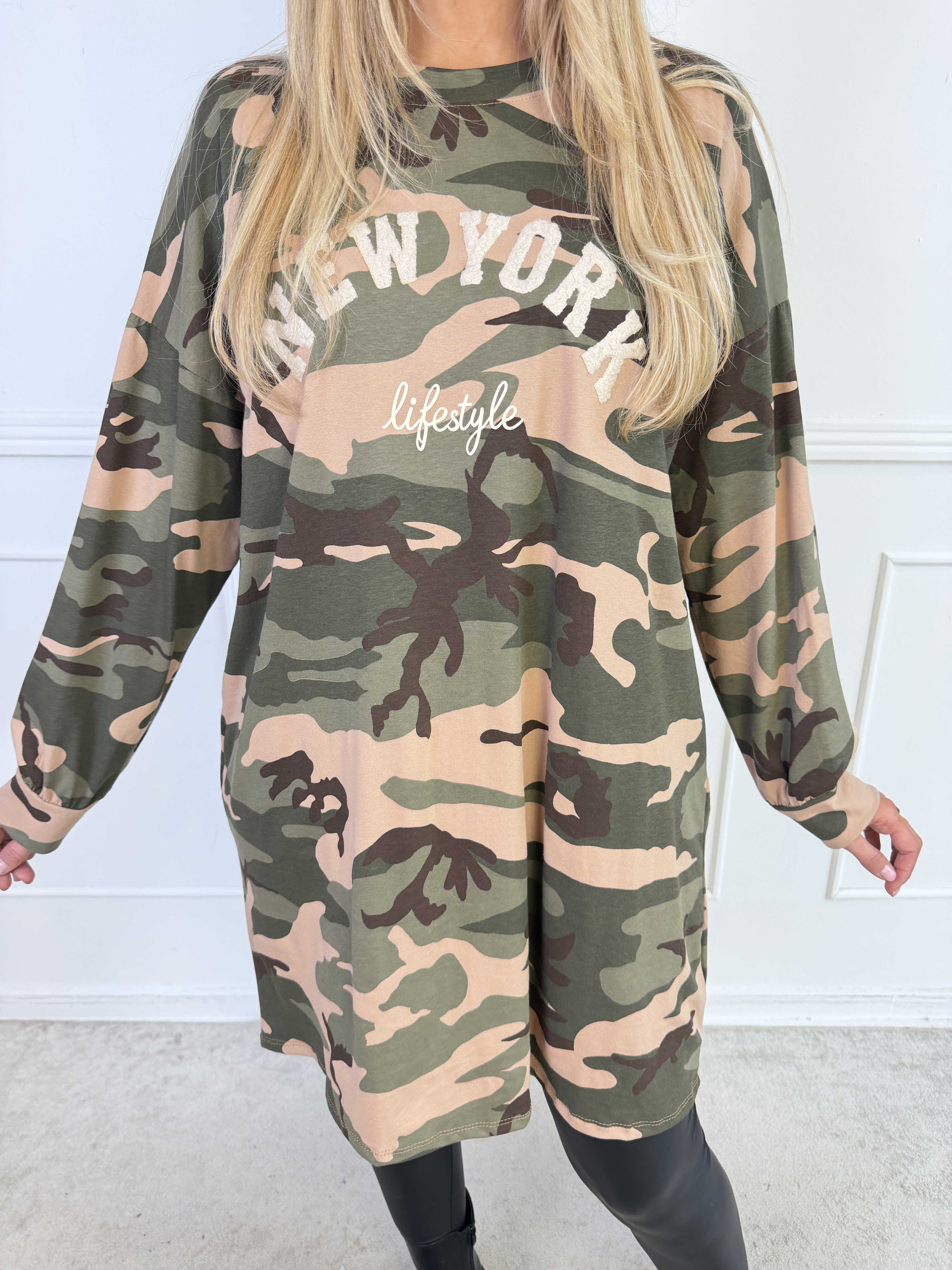 Belvi – Sportig sweatshirtklänning i mjuk bomull med snyggt kamouflagemönster och ”NEW YORK”-tryck