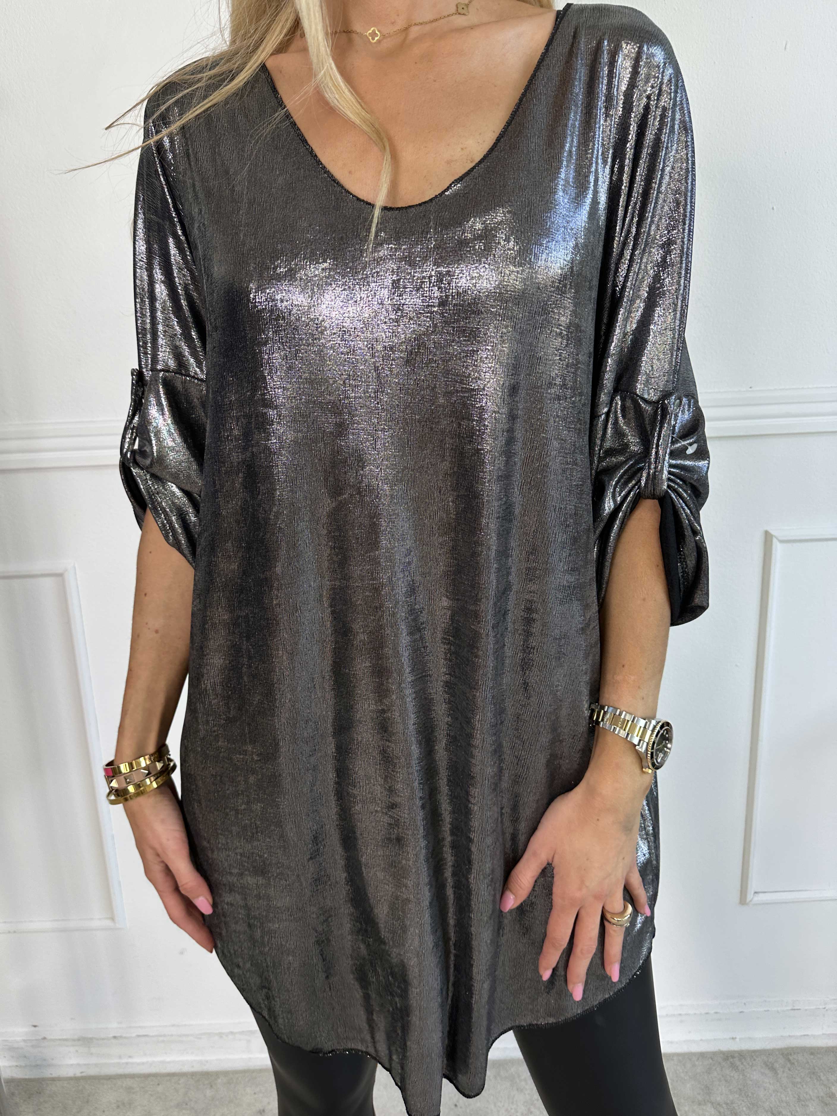 Subira - Glansig tunika med v-ringning