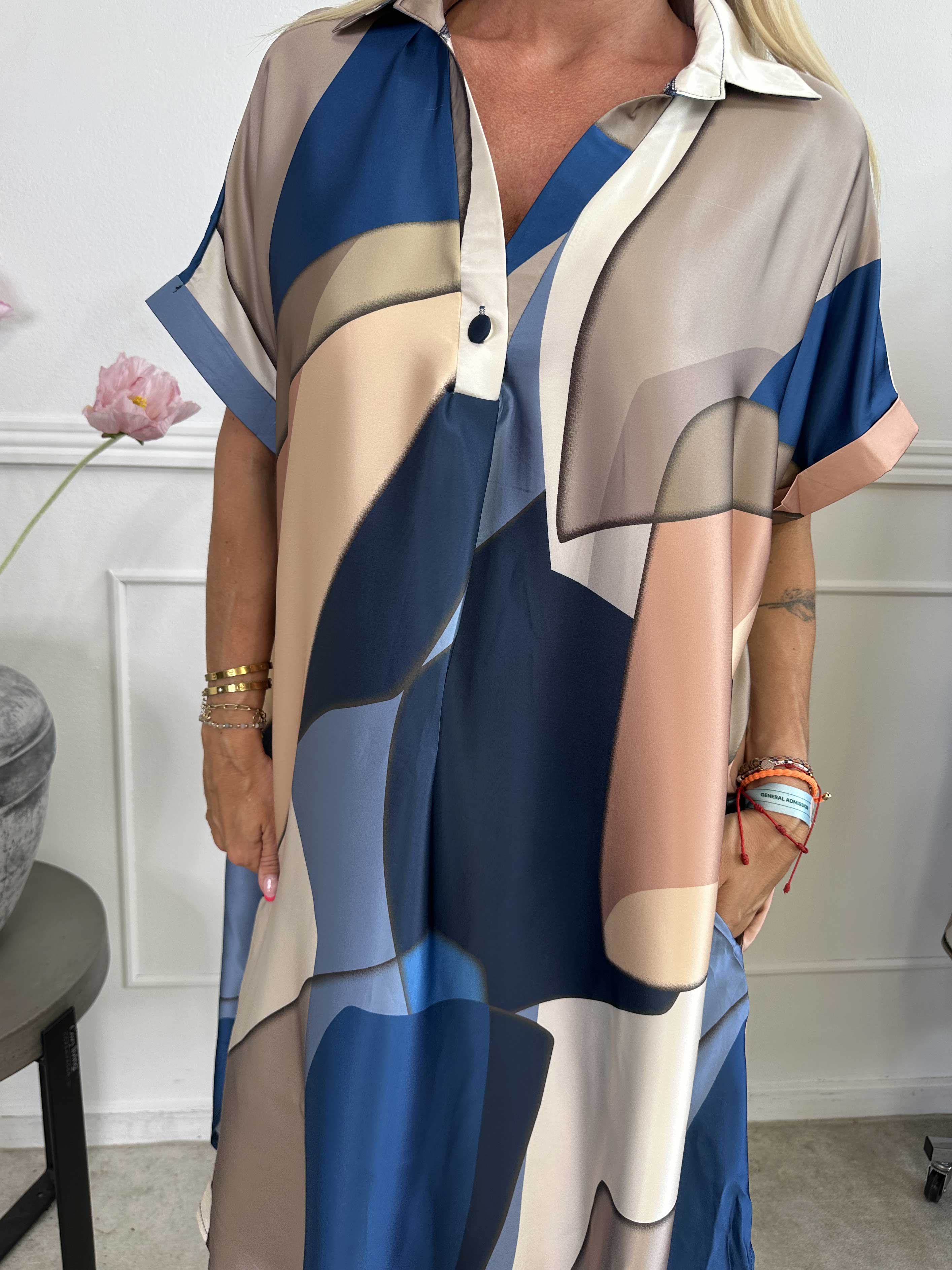 Etlana - Mönstrad tunikaklänning med korta ärmar