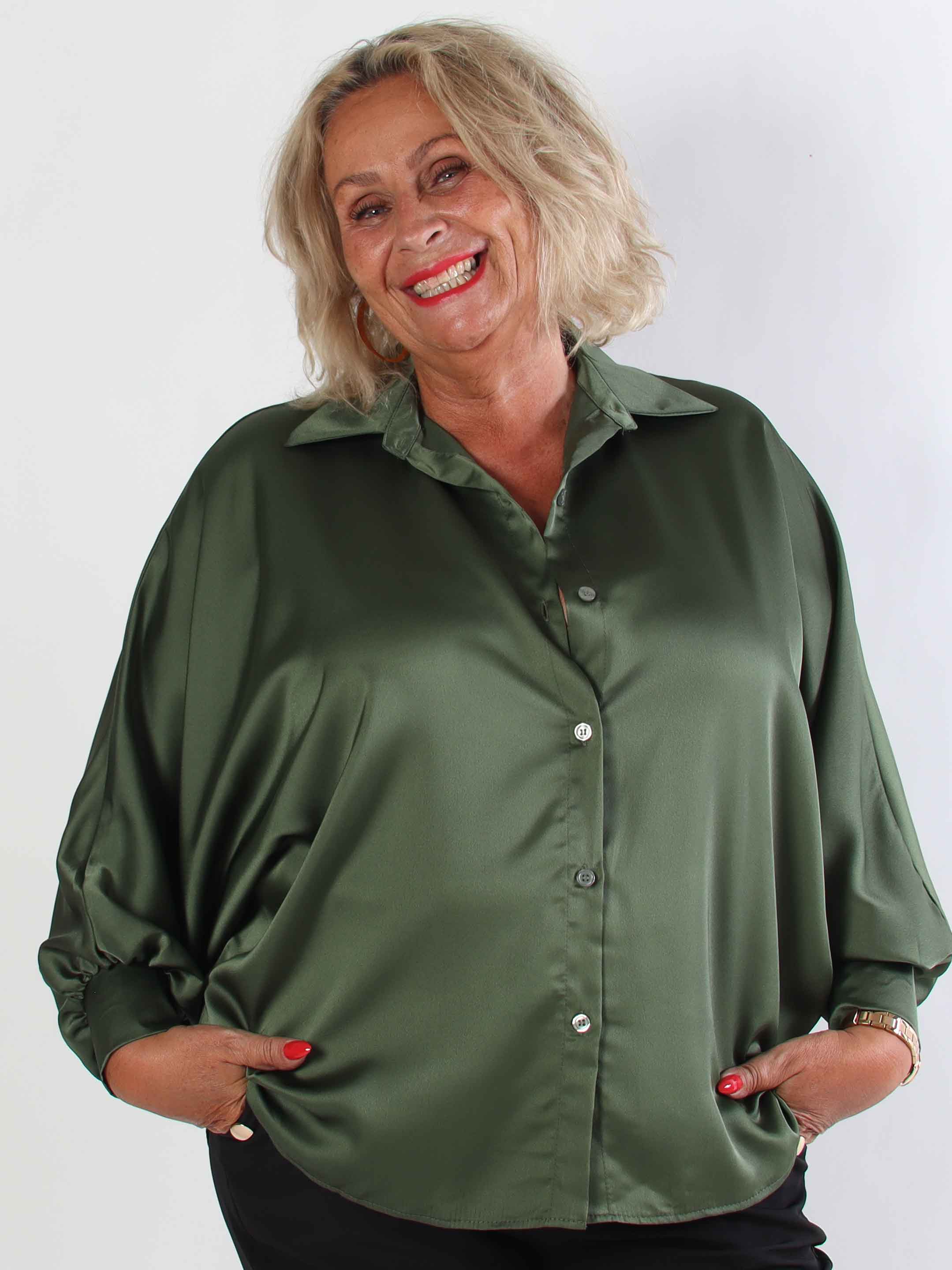 Feliciti - Shiny plus size skjorta med fladdermusärmar