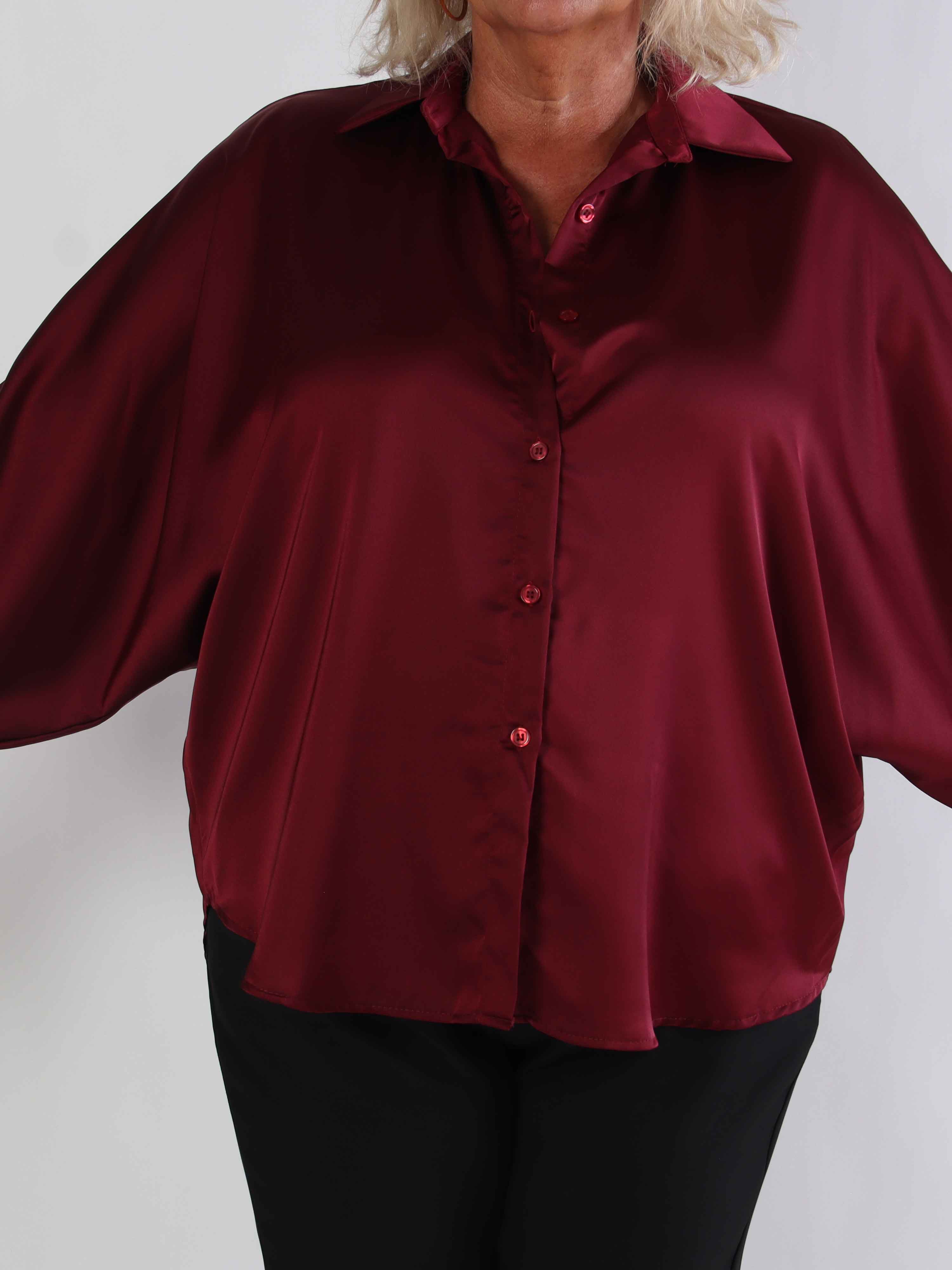 Feliciti - Shiny plus size skjorta med fladdermusärmar