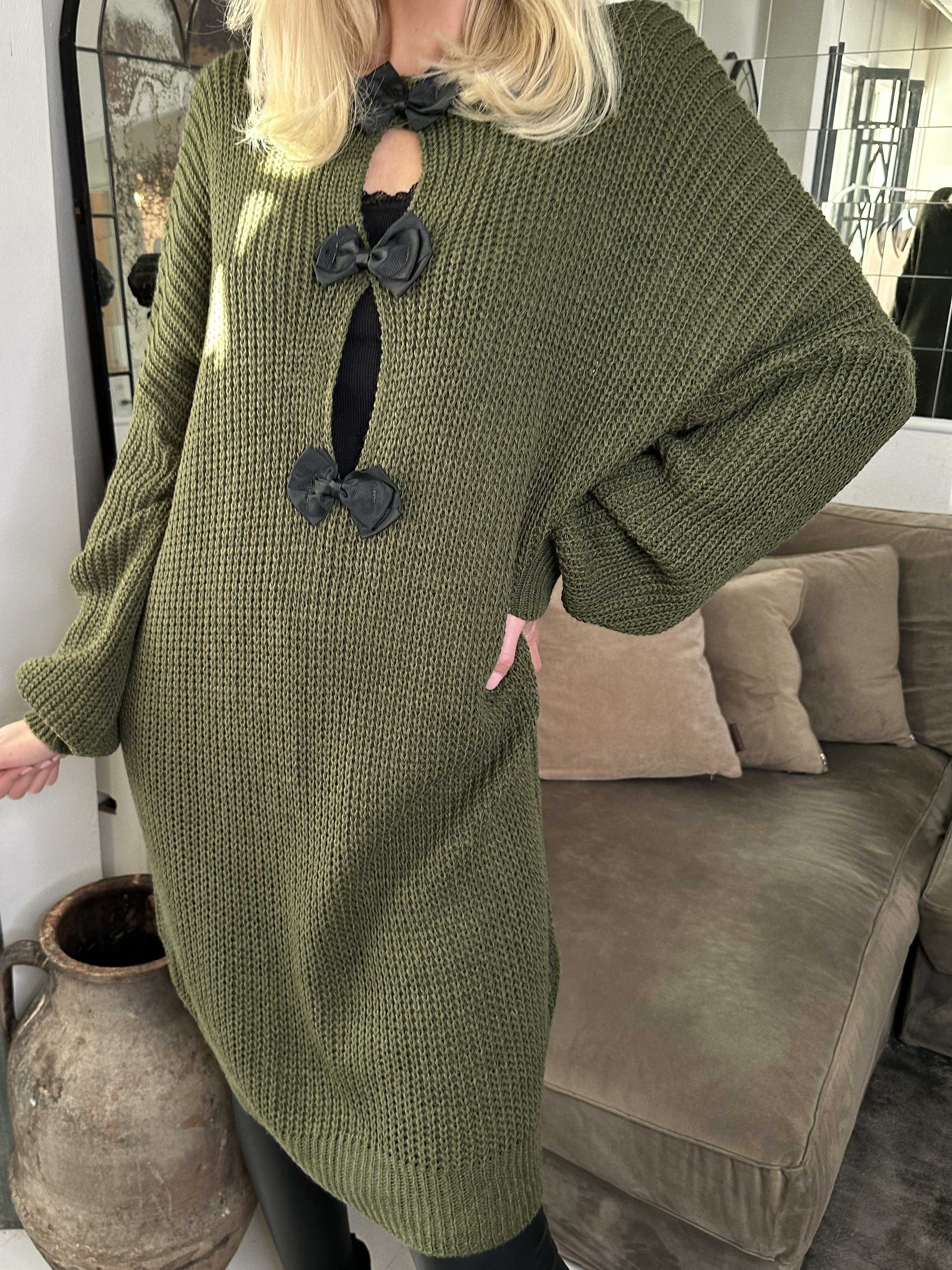 Diana - Fin stickad klänning med ballongärmar och rosetter