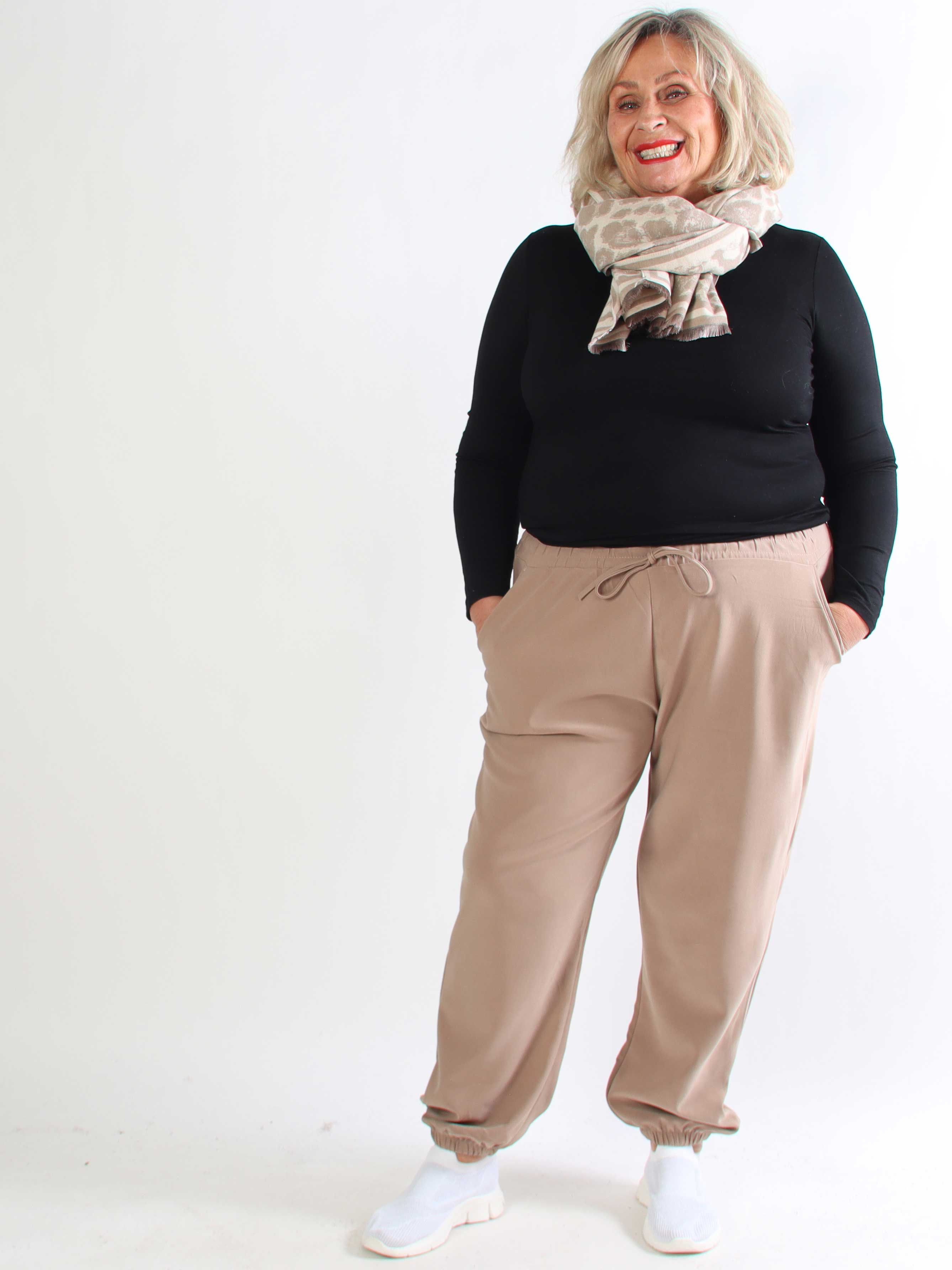 Iliona - Joggingbukser med elastik forenden af buksebenet