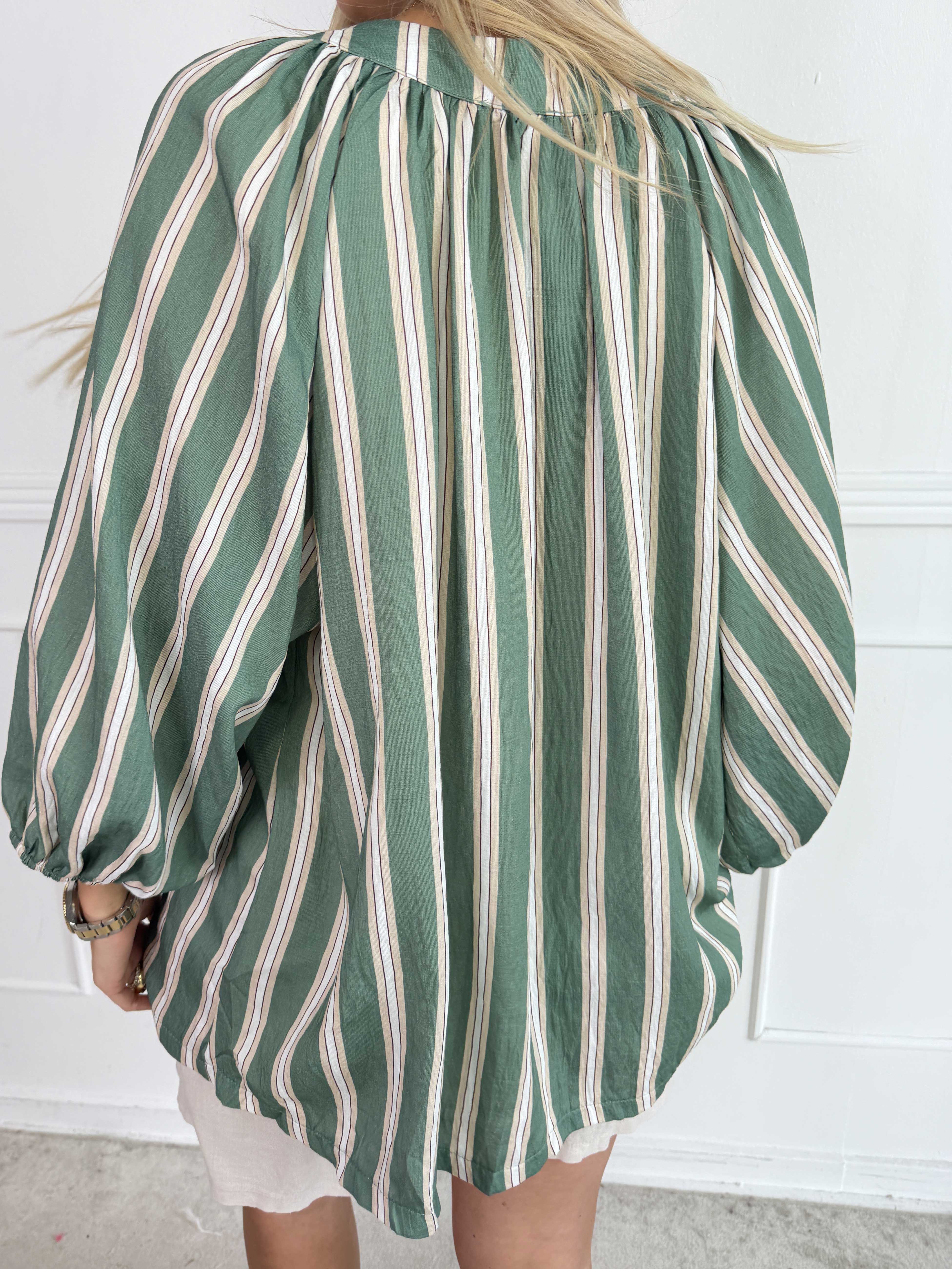 Amidala Shirt - Randig plus size tunika i en lätt viskosblandning med vackra ballongärmar