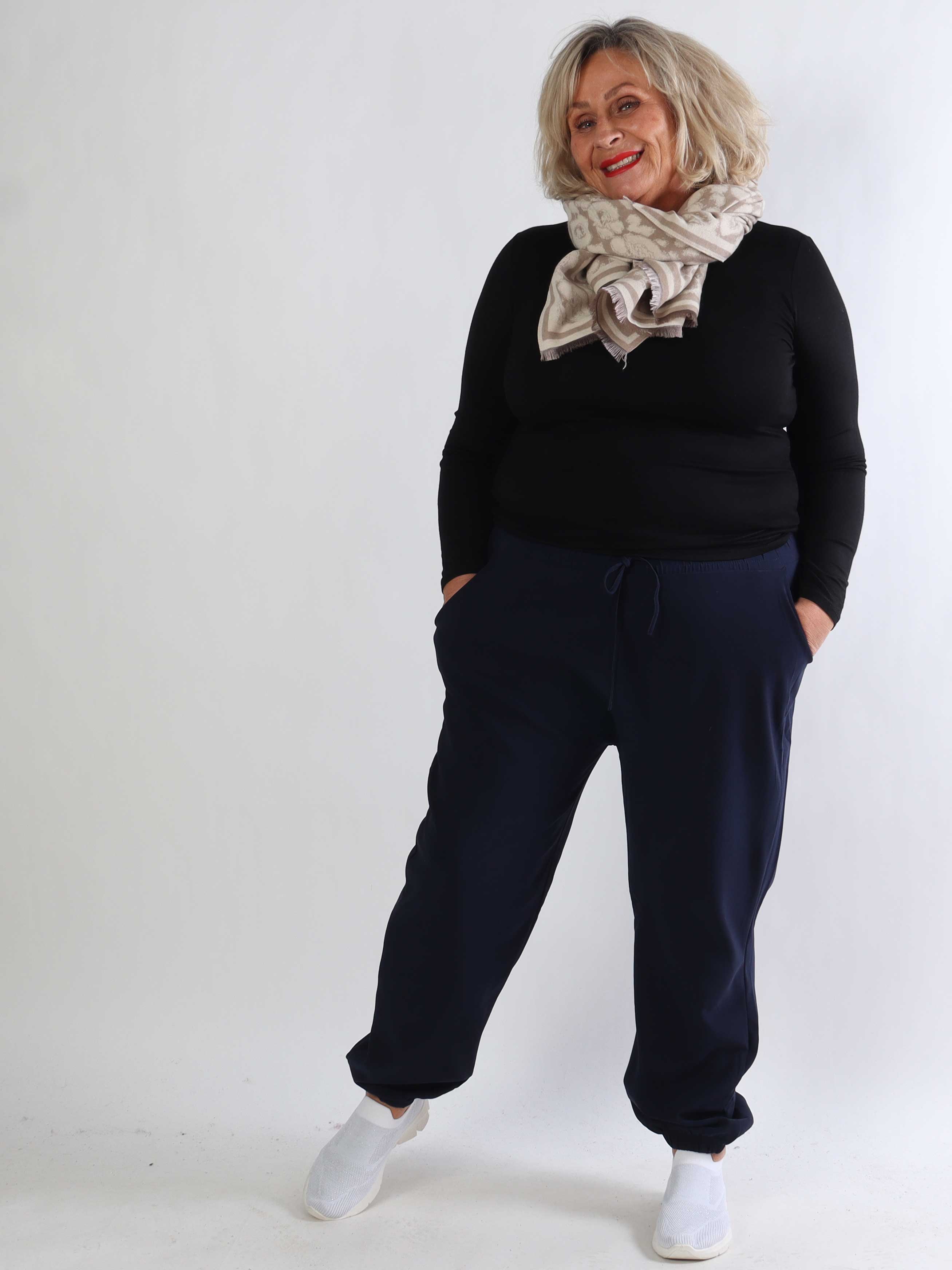 Iliona - Joggingbukser med elastik forenden af buksebenet