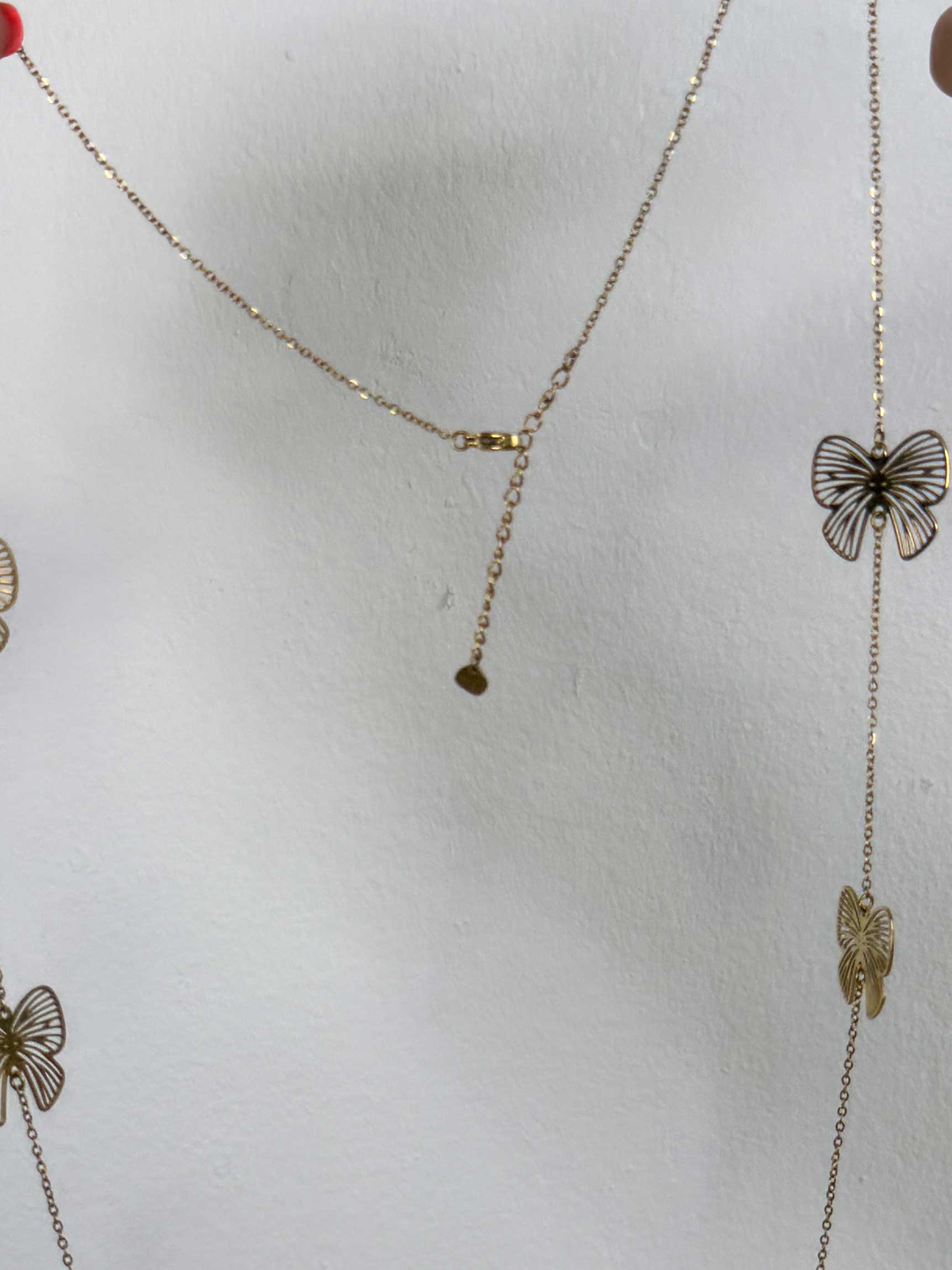 Eligold - Fint långt guldhalsband med fjärilshänge detaljerat med små fina guldfjärilar