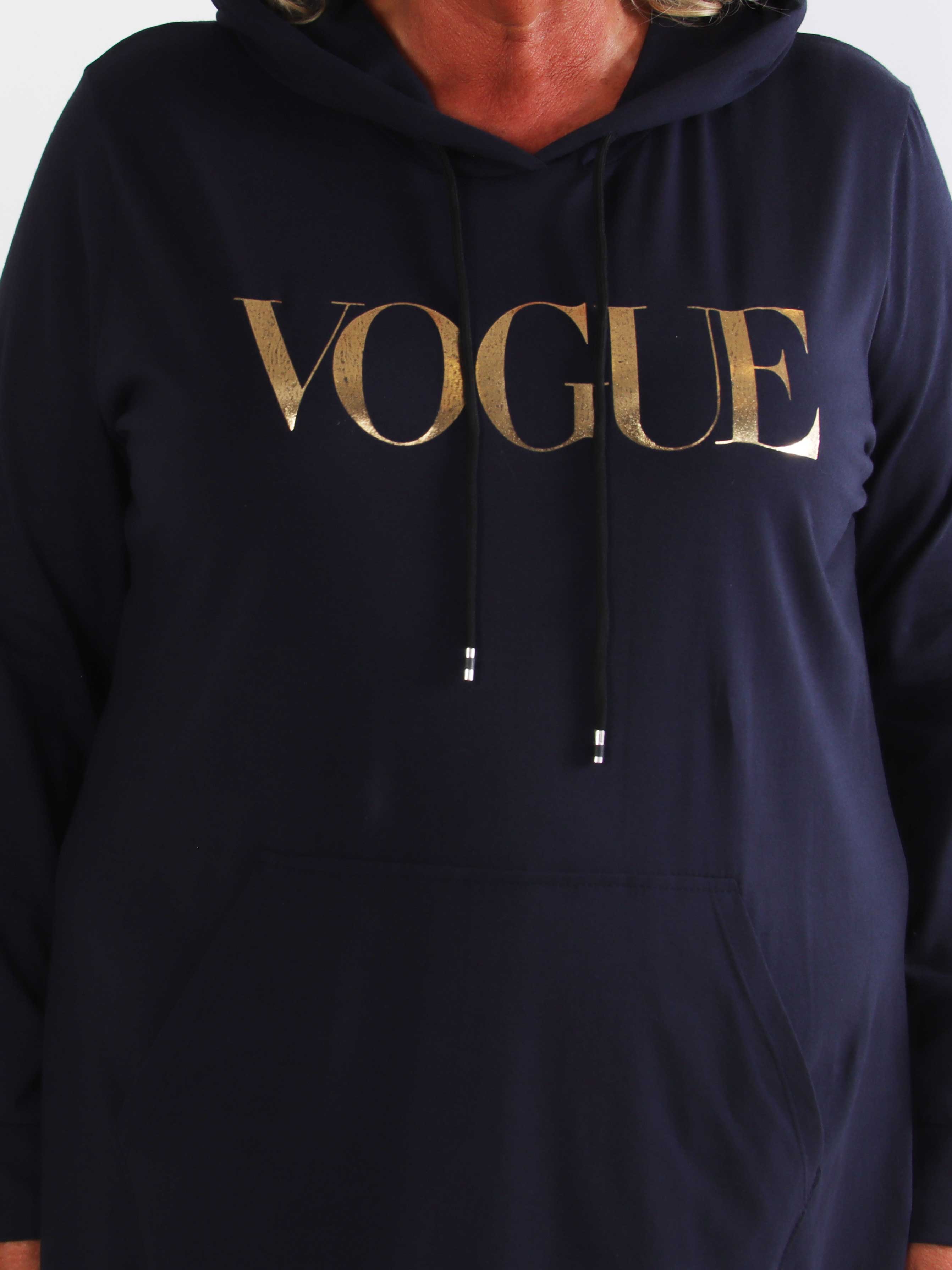 Violet - Lang og comfy hoodiekjole i blød bomuld med VOGUE i flot guldprint
