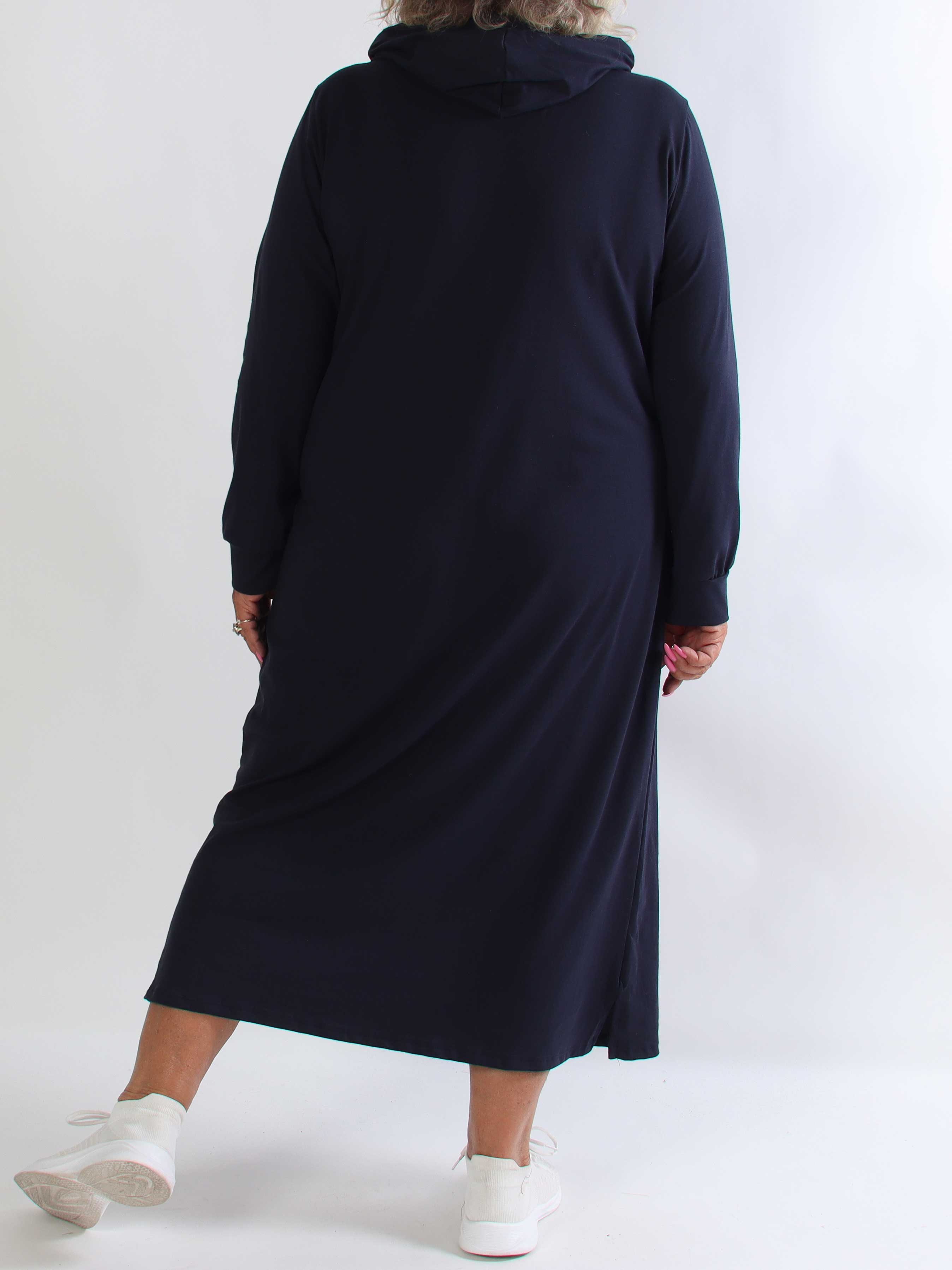 Violet - Lang plus size hoodiekjole i blød bomuld med VOGUE i flot guldprint