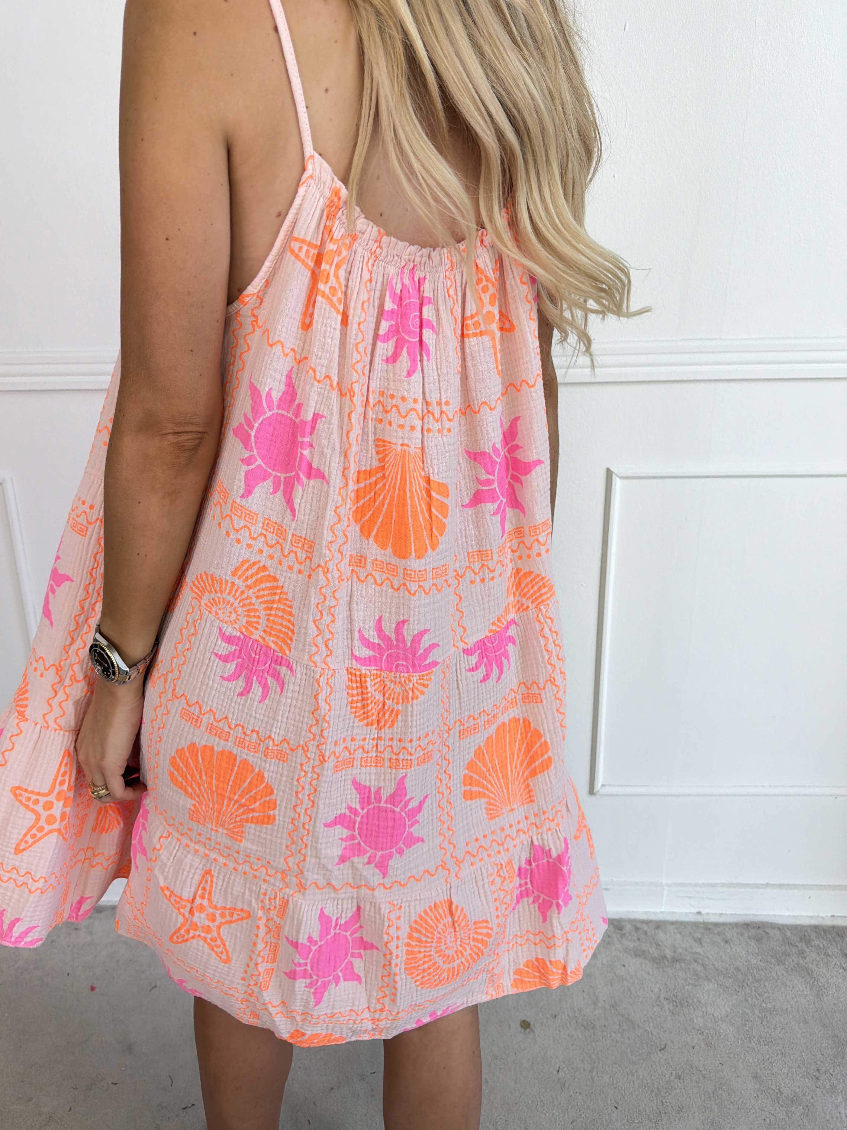Jill Summer - Plus size axelbandsklänning i mjuk och luftig muslin med fina sommarmotiv