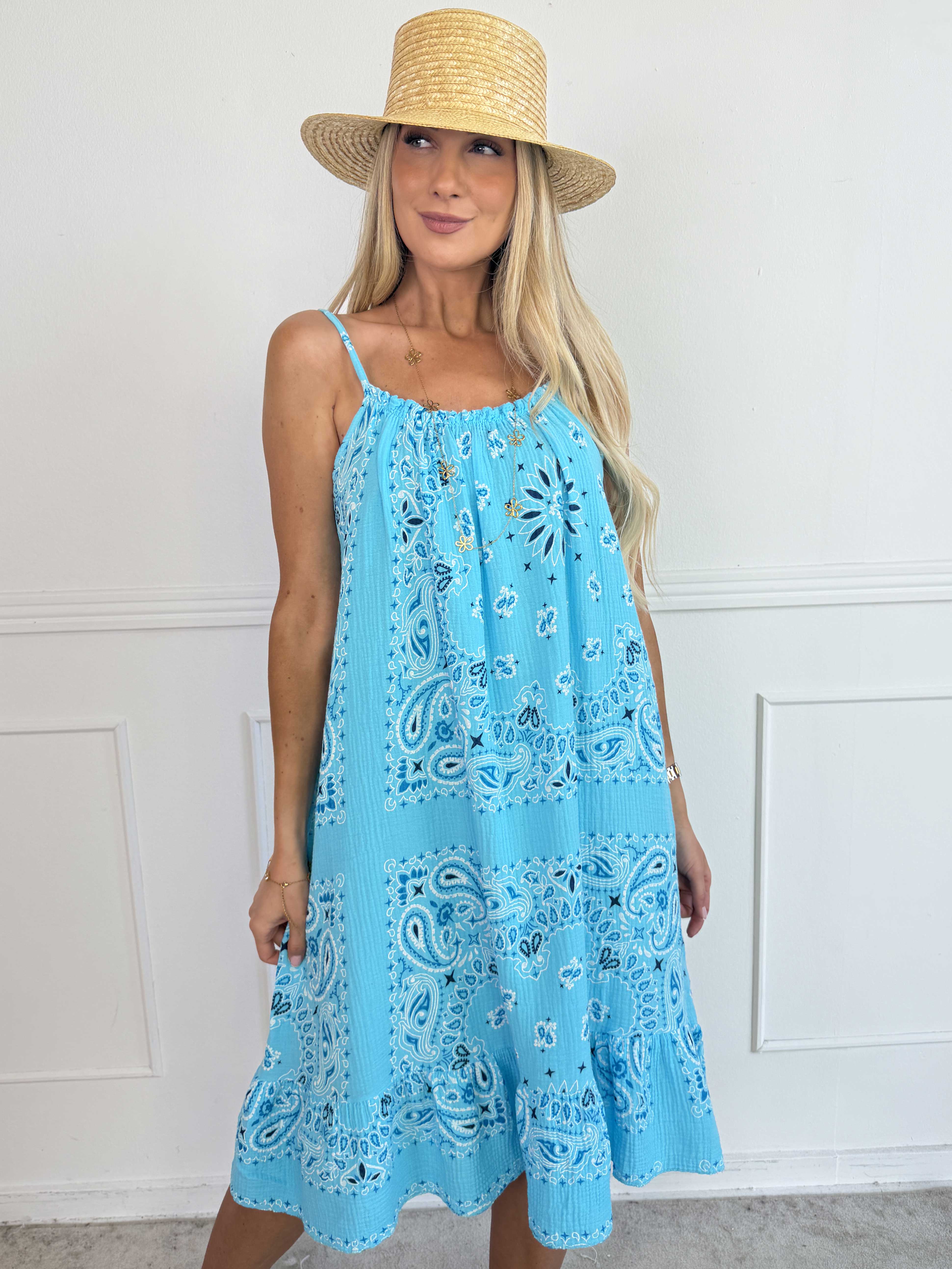 Solero Paisley - Plus size klänning med axelband i mjuk muslin med vackert paisleymönster