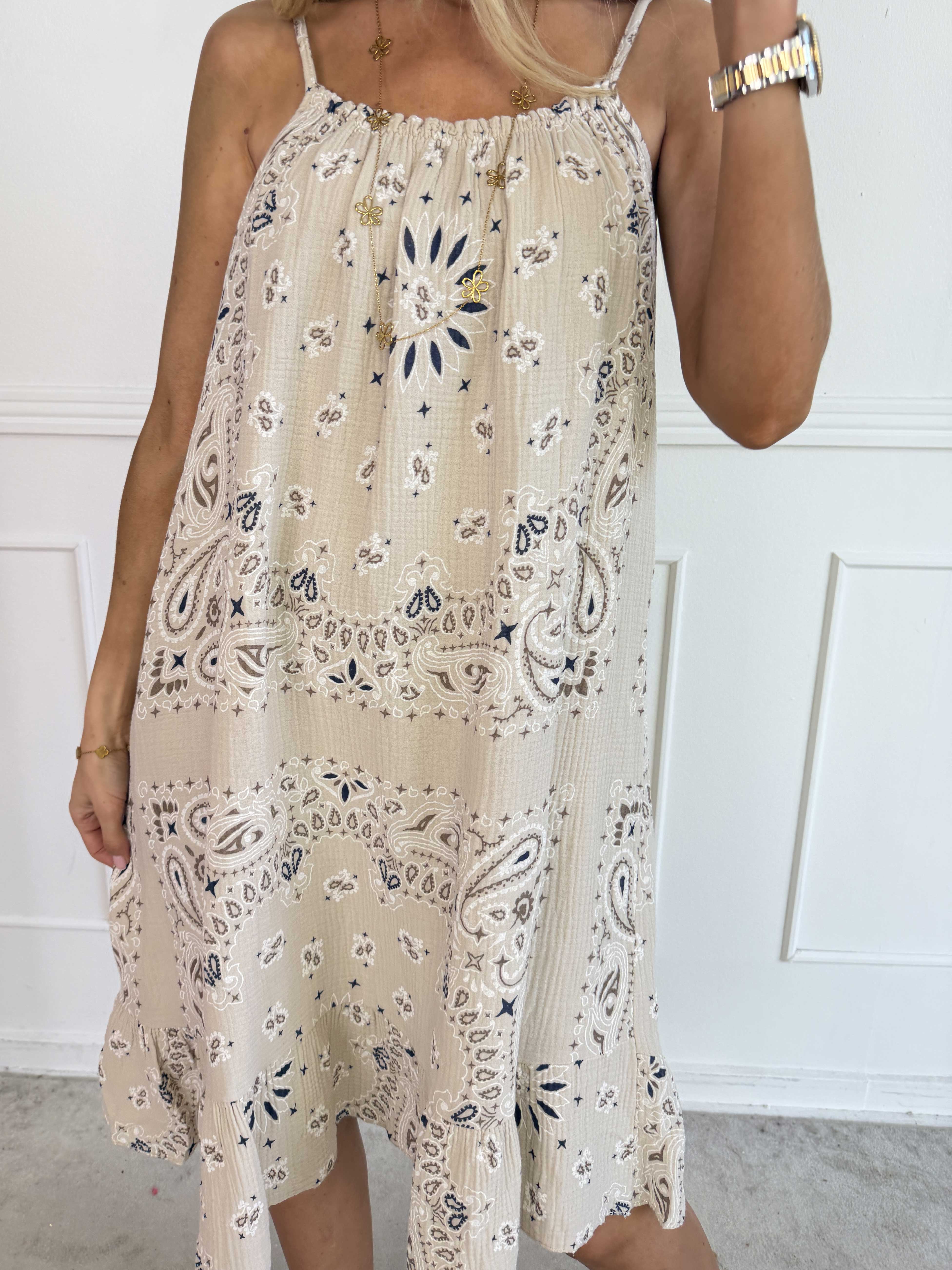 Solero Paisley - Plus size klänning med axelband i mjuk muslin med vackert paisleymönster