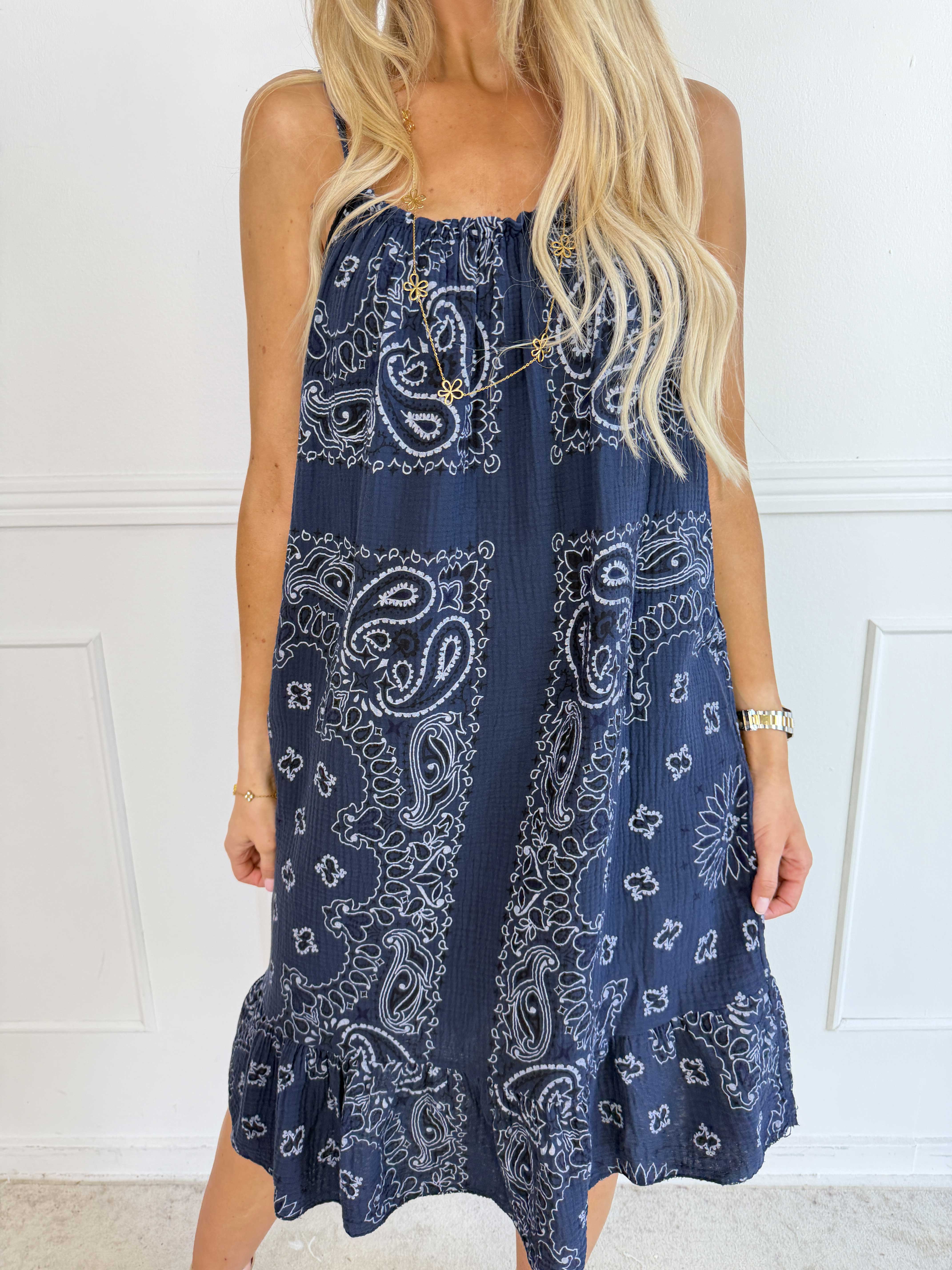 Solero Paisley - Plus size klänning med axelband i mjuk muslin med vackert paisleymönster