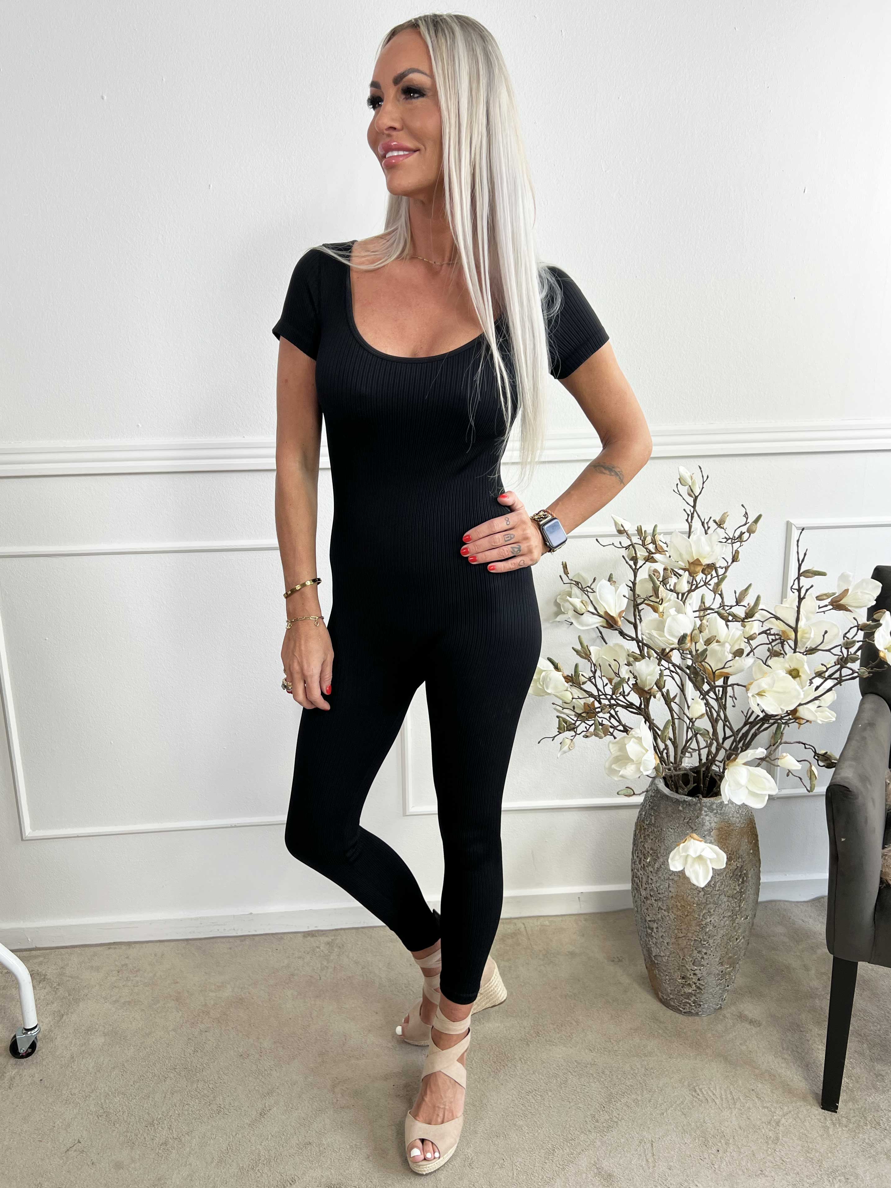 Norea - Åtsittande elastisk byxdräkt i ribb