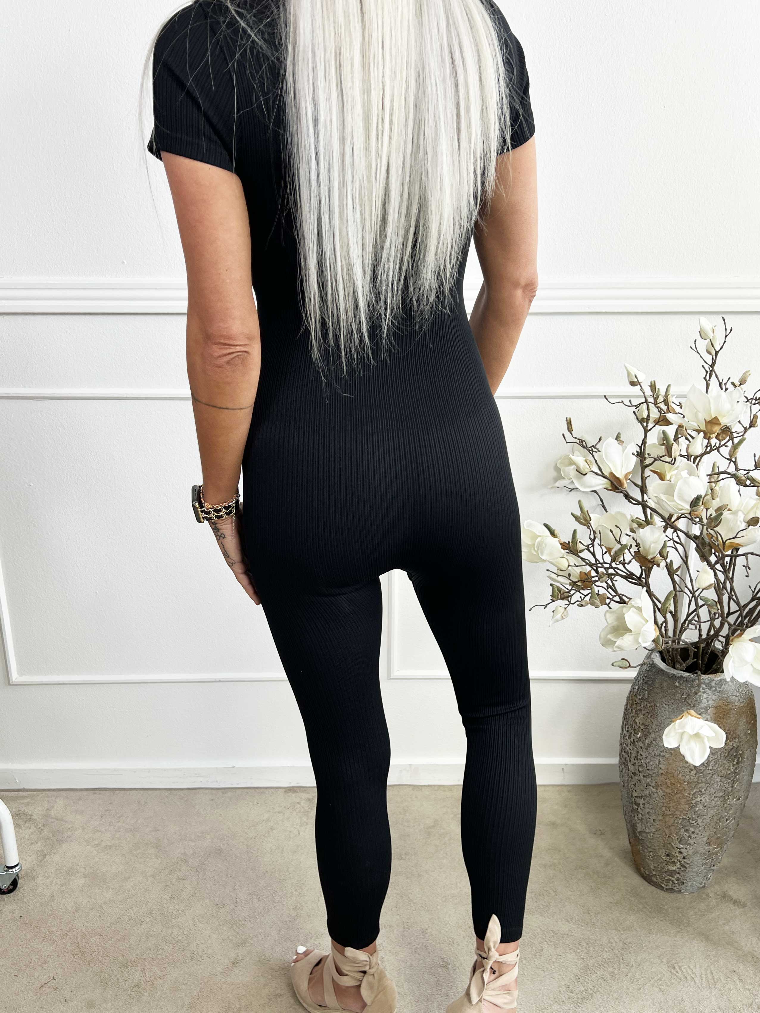 Norea - Åtsittande elastisk byxdräkt i ribb