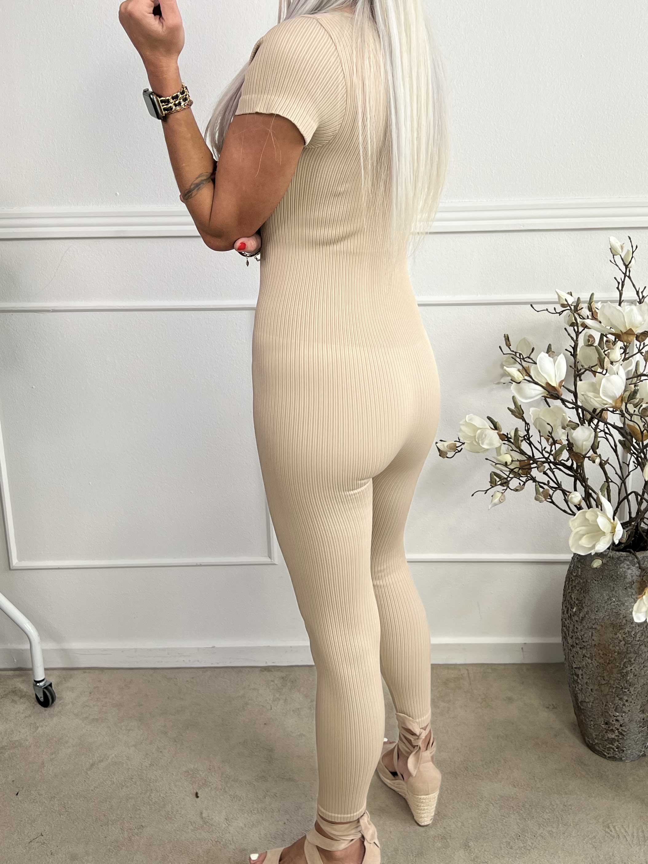 Norea - Åtsittande elastisk byxdräkt i ribb