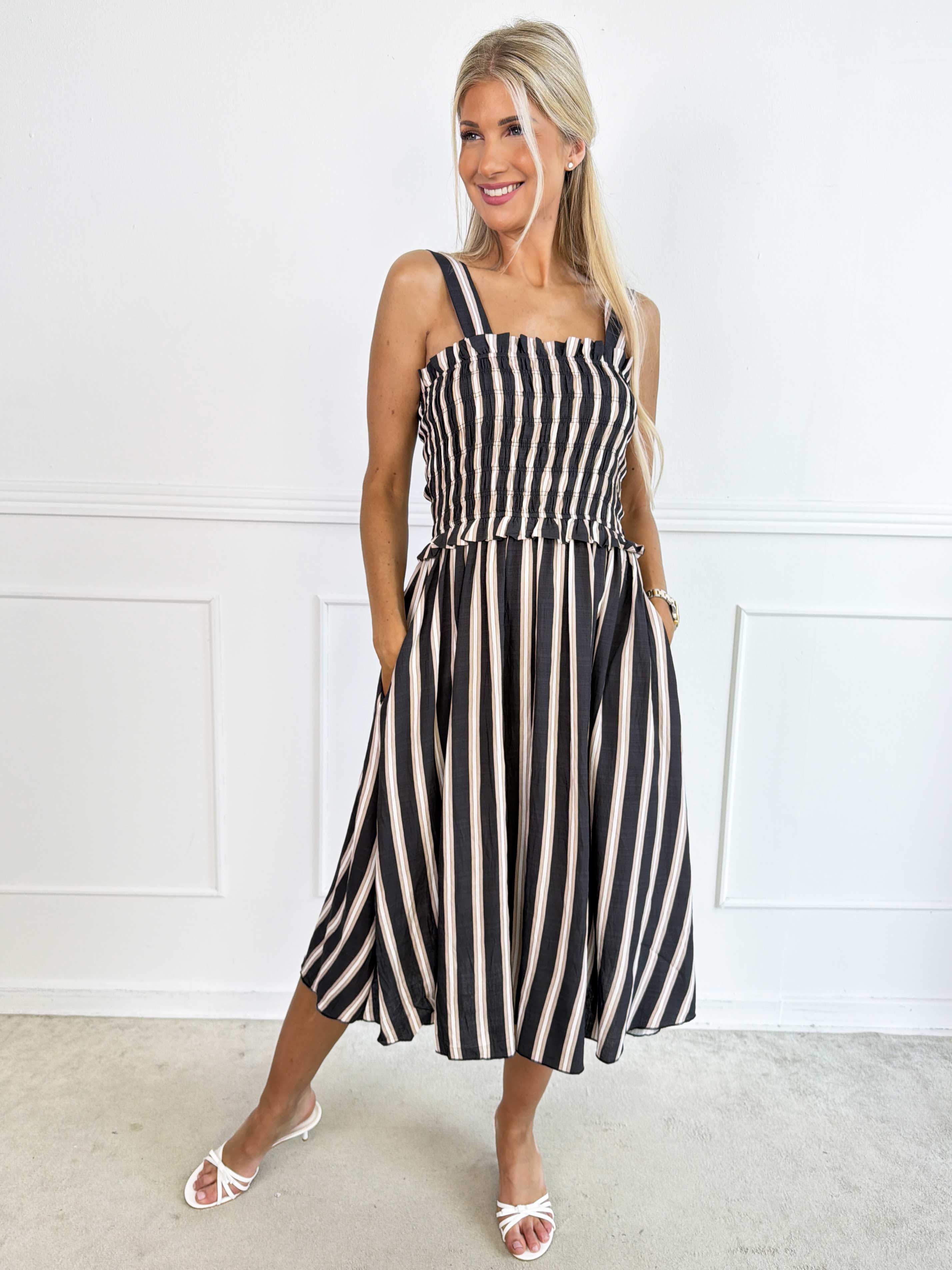 Marisol Stripe - Randig plus size sommarklänning i viskos med smock över bröstet