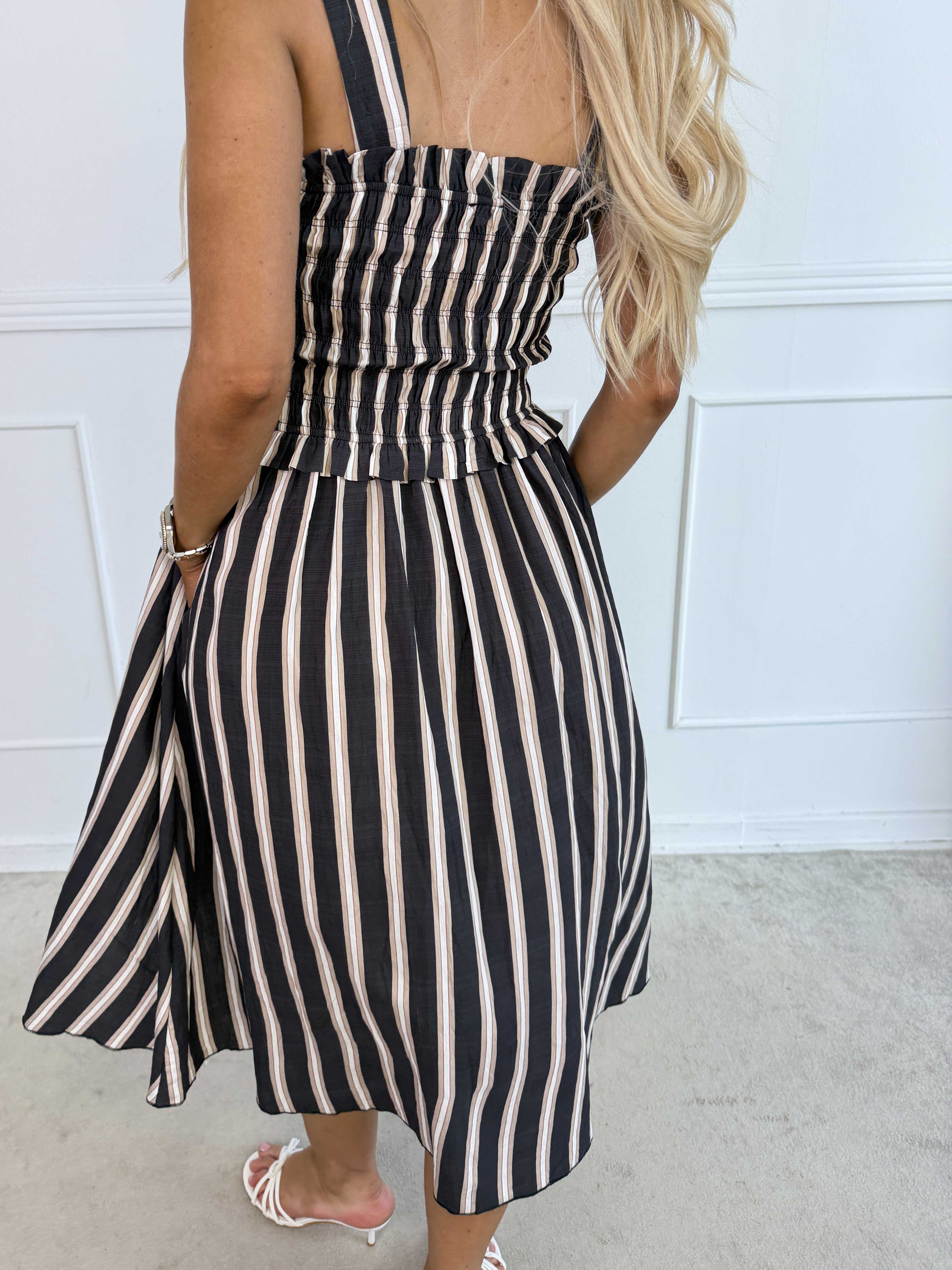 Marisol Stripe - Randig plus size sommarklänning i viskos med smock över bröstet