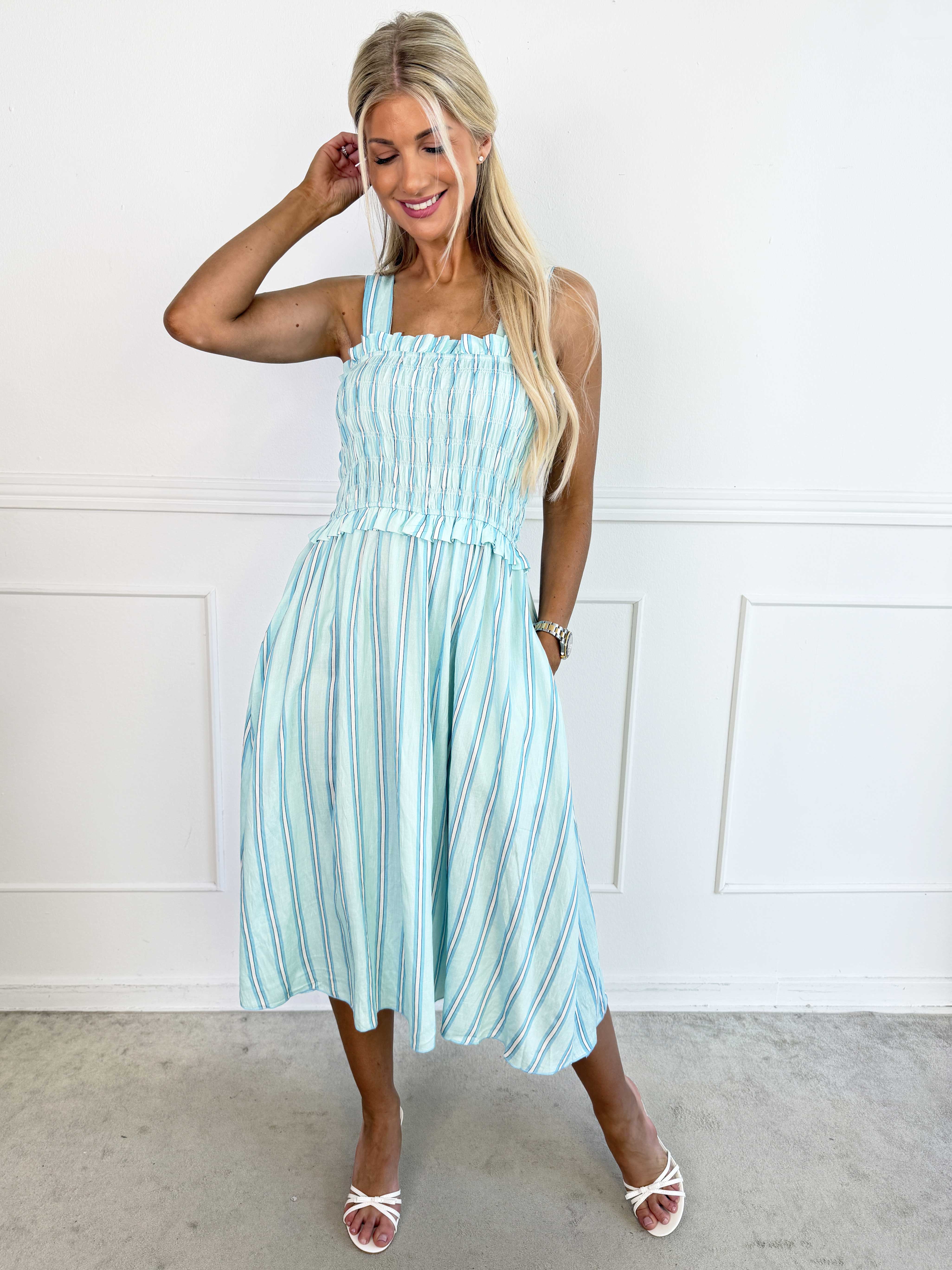 Marisol Stripe - Randig plus size sommarklänning i viskos med smock över bröstet