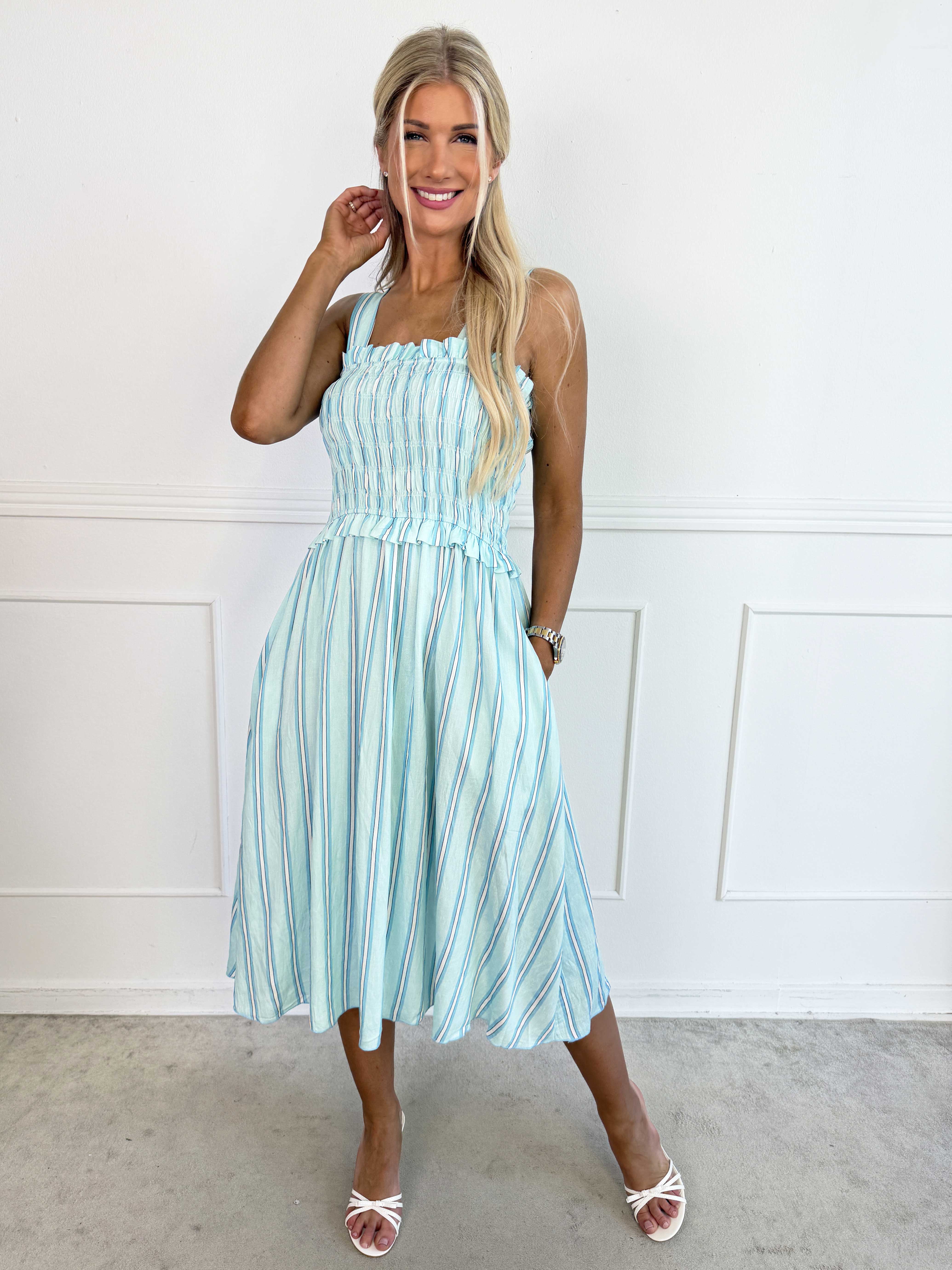 Marisol Stripe - Randig plus size sommarklänning i viskos med smock över bröstet