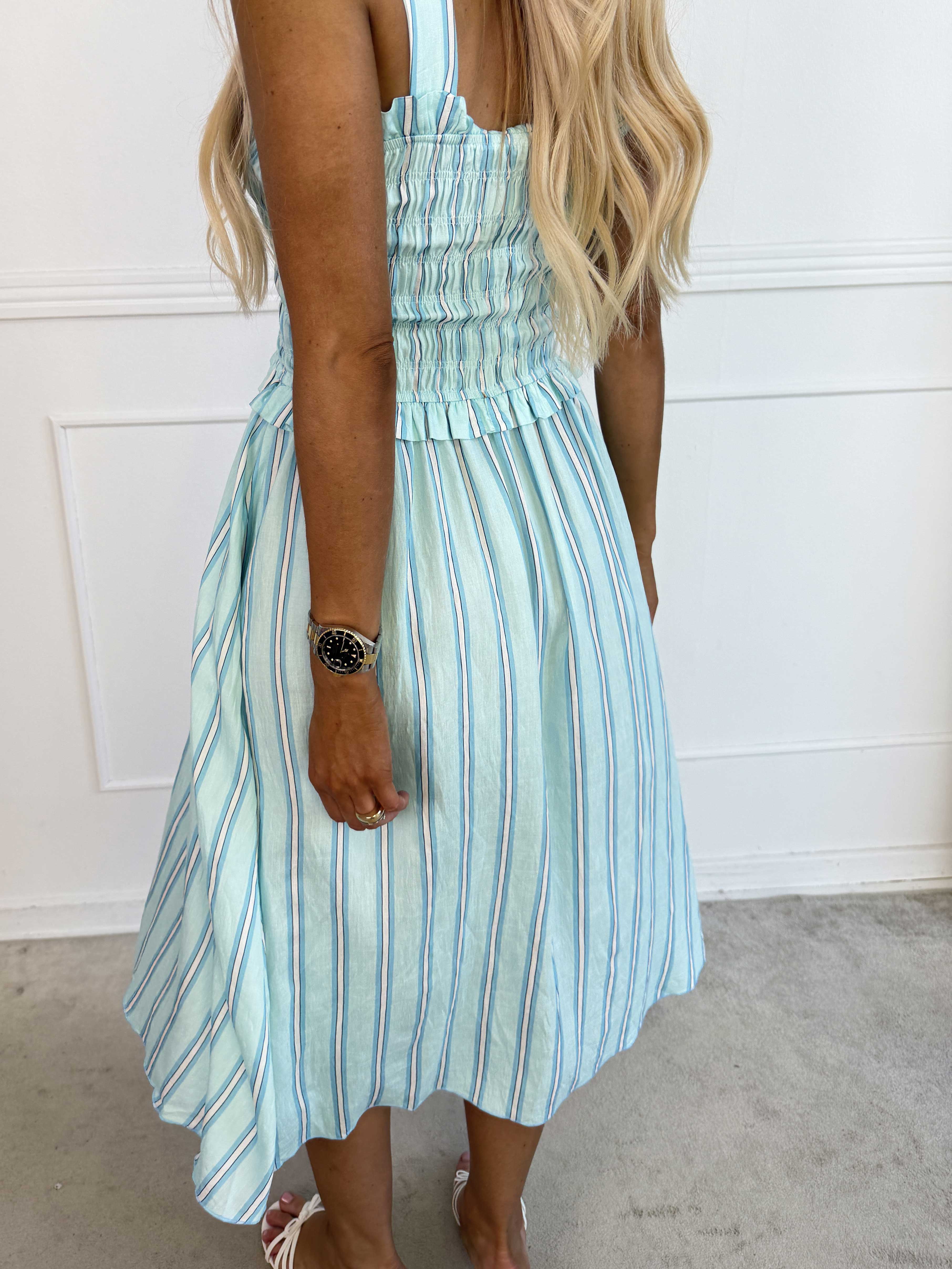 Marisol Stripe - Randig plus size sommarklänning i viskos med smock över bröstet