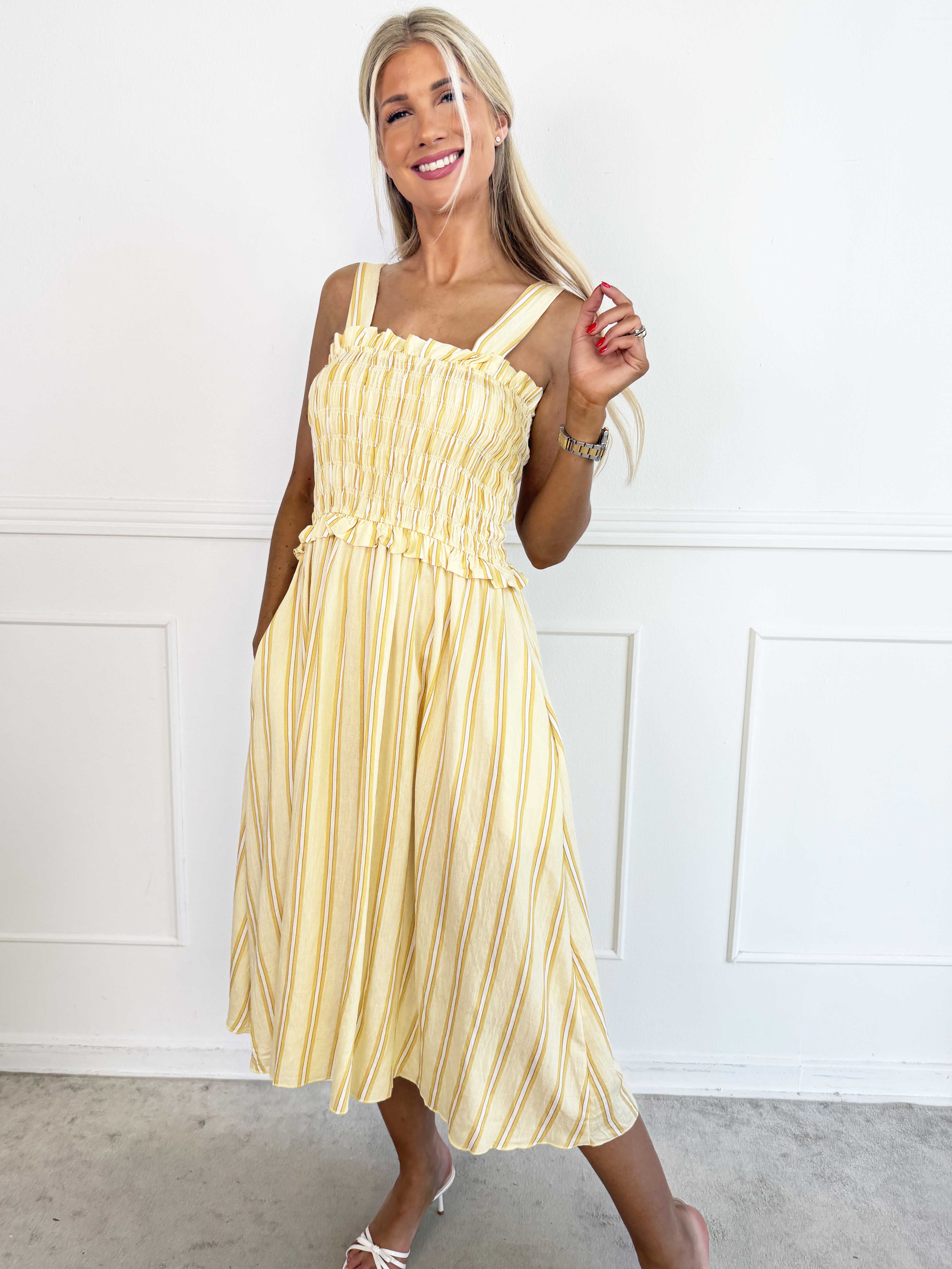 Marisol Stripe - Randig plus size sommarklänning i viskos med smock över bröstet