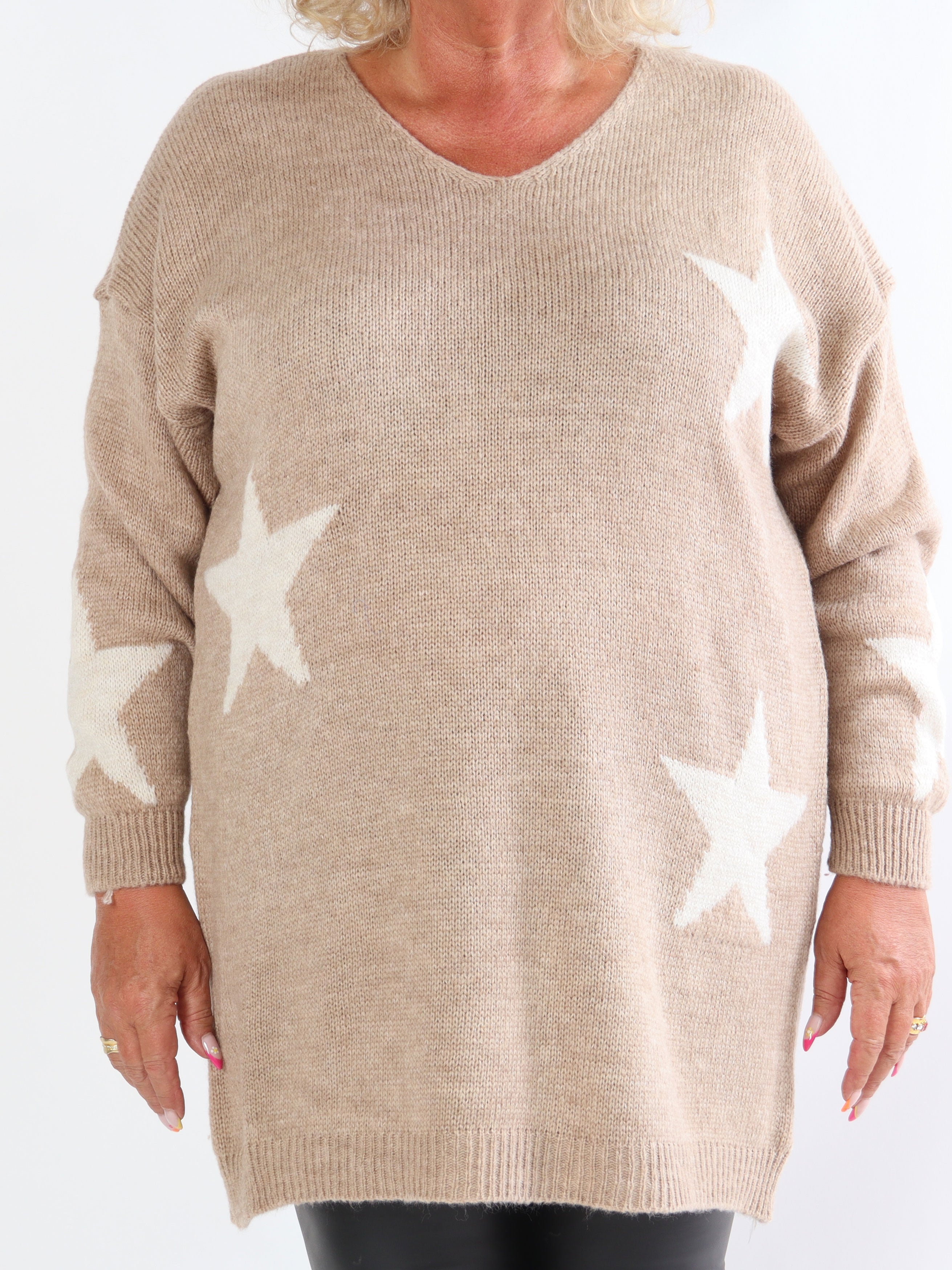 Zaria - Stickad klänning i plus size med stjärnor och v-ringning