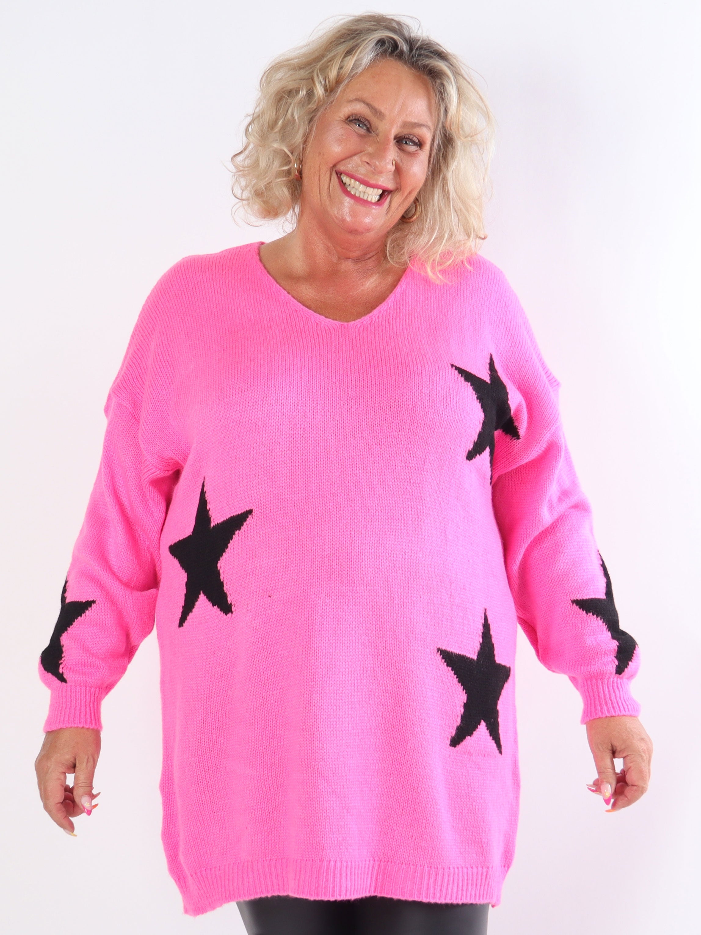 Zaria - Stickad klänning i plus size med stjärnor och v-ringning