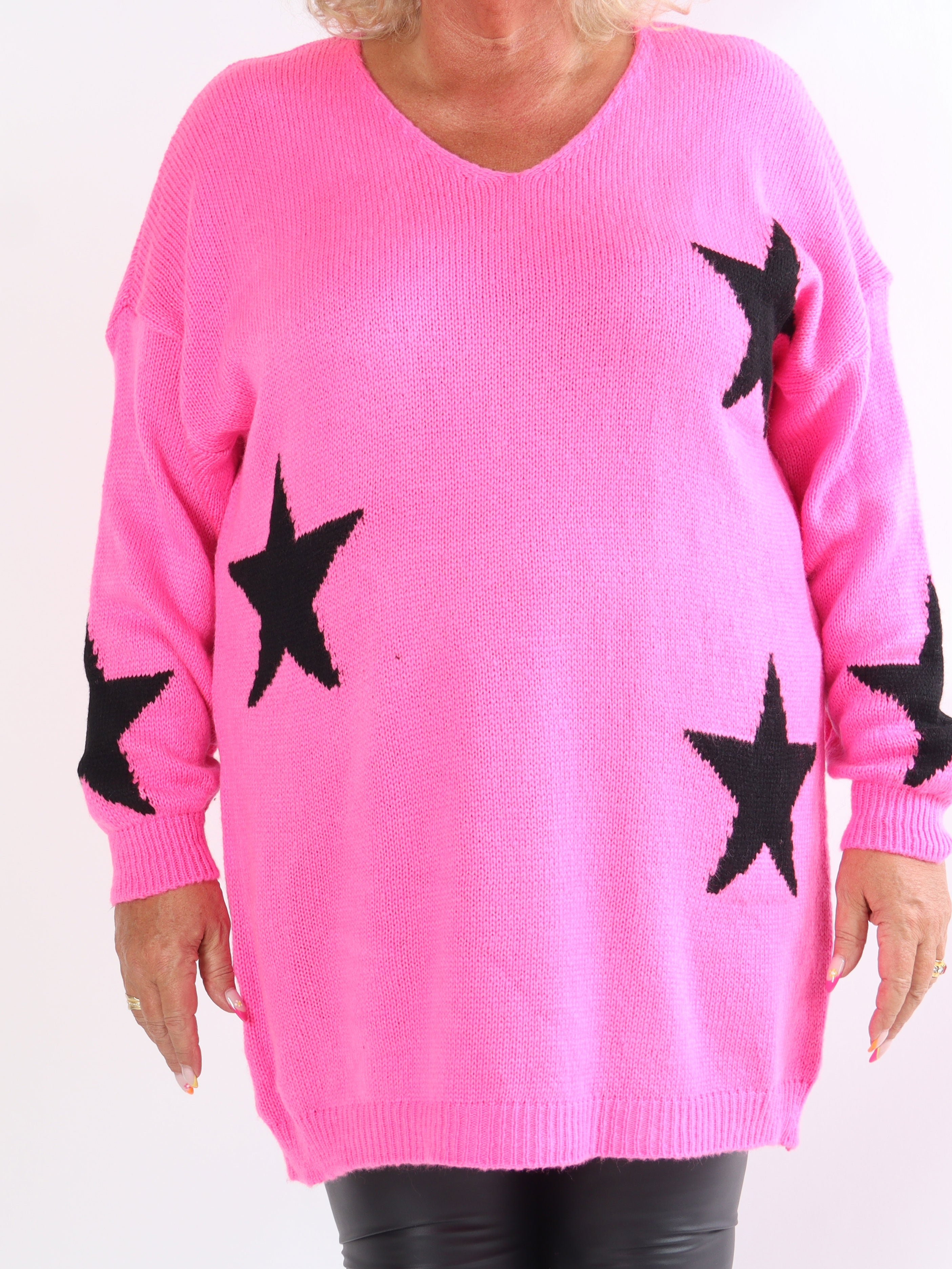 Zaria - Stickad klänning i plus size med stjärnor och v-ringning