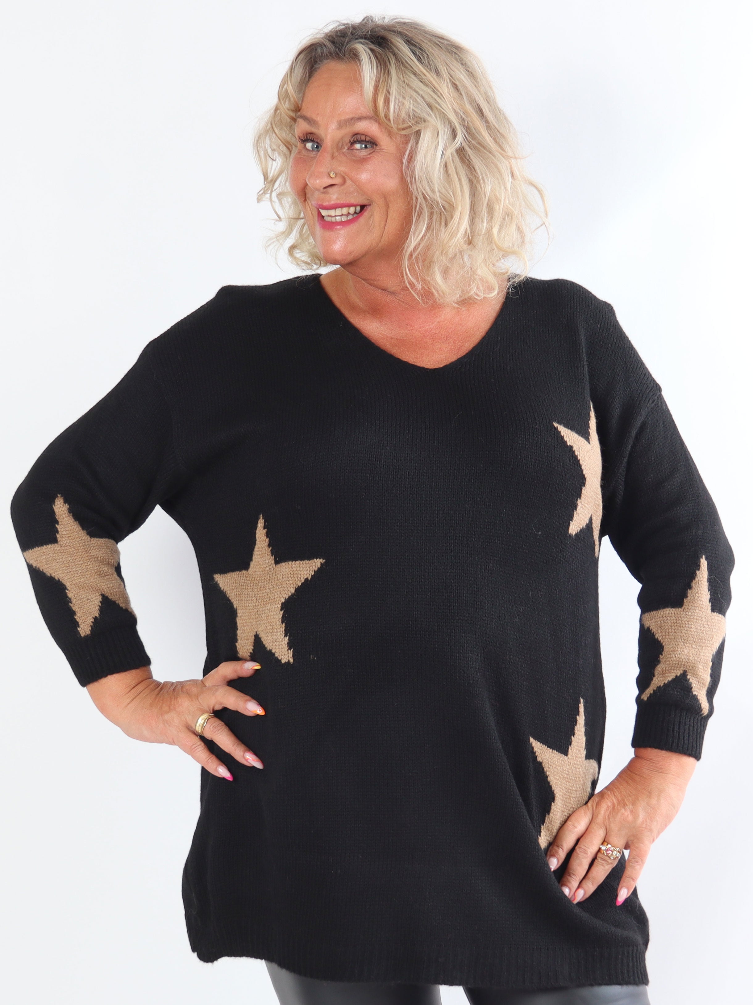 Zaria - Stickad klänning i plus size med stjärnor och v-ringning