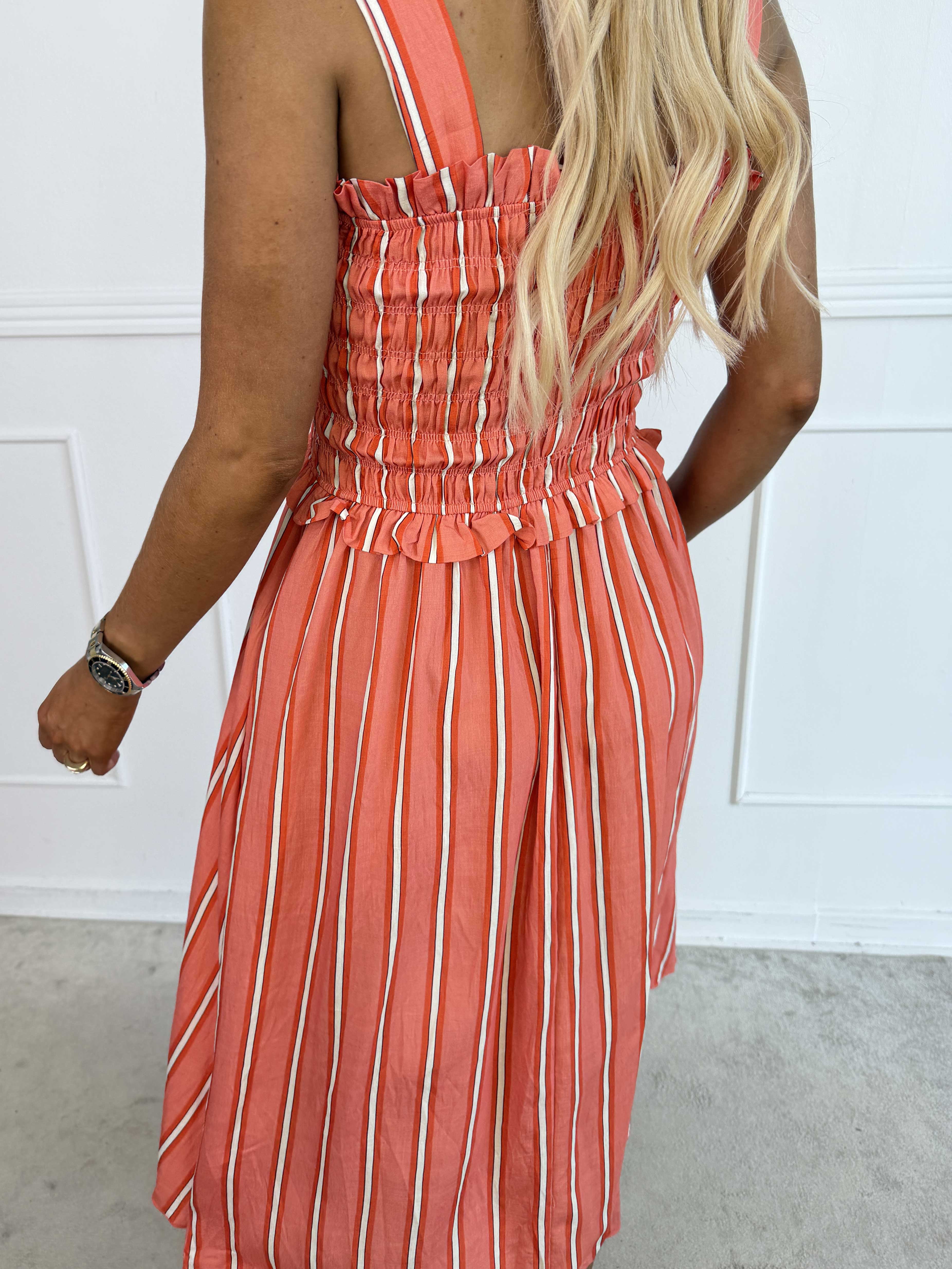 Marisol Stripe - Randig plus size sommarklänning i viskos med smock över bröstet