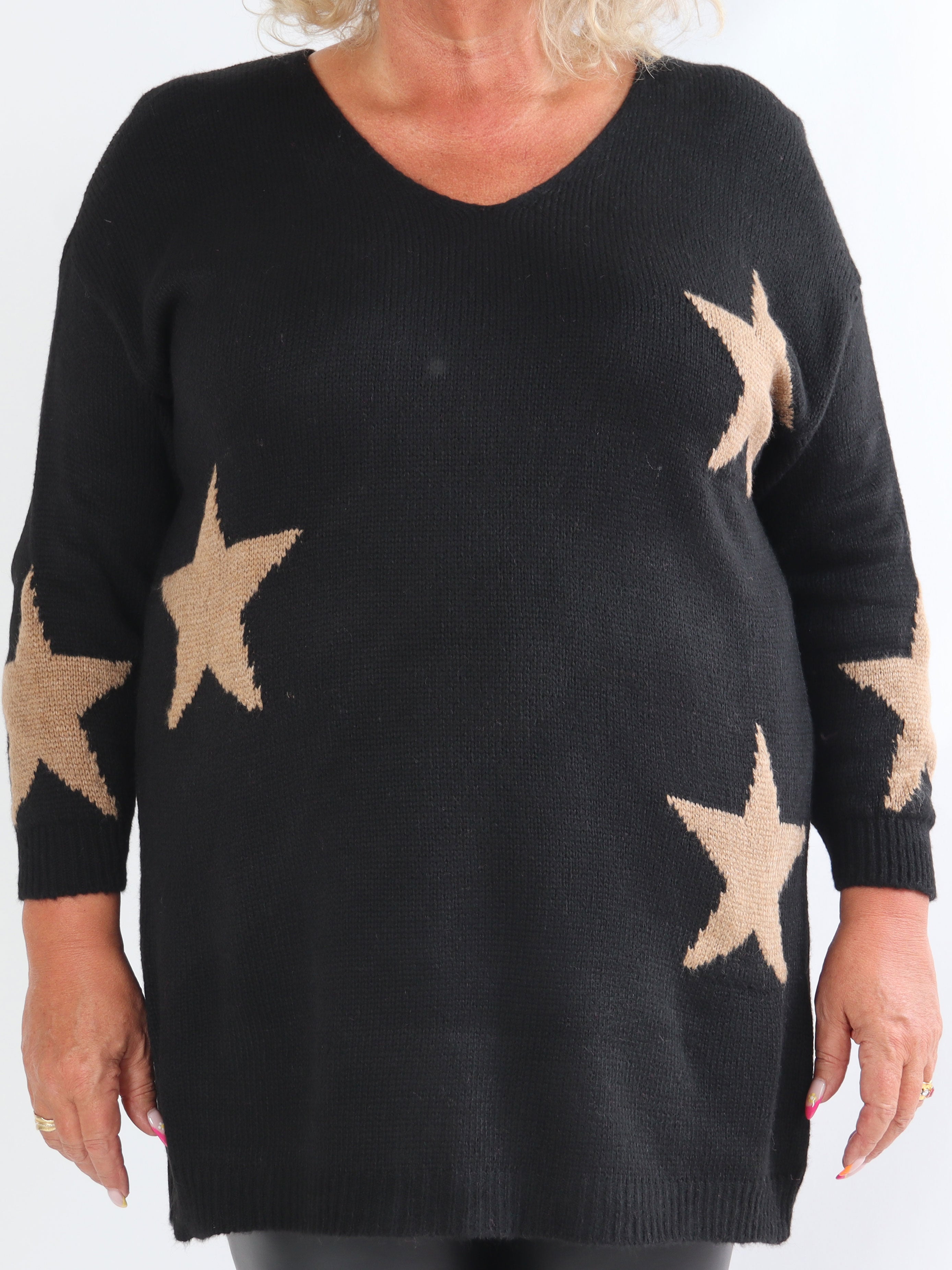 Zaria - Stickad klänning i plus size med stjärnor och v-ringning