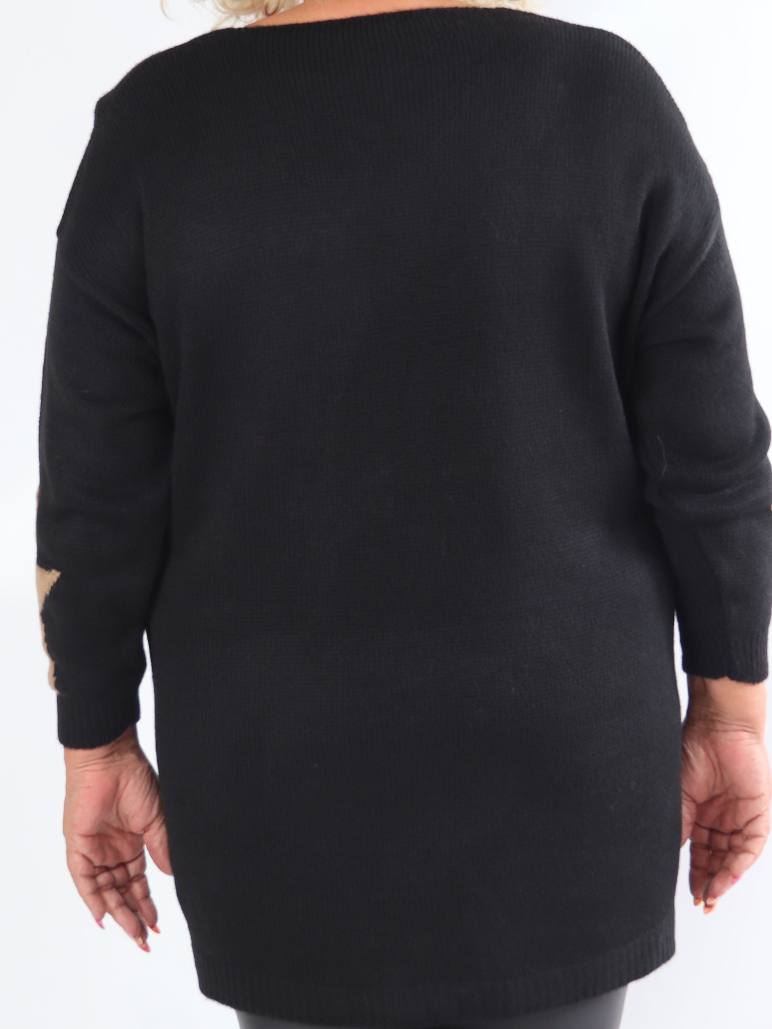 Zaria - Stickad klänning i plus size med stjärnor och v-ringning