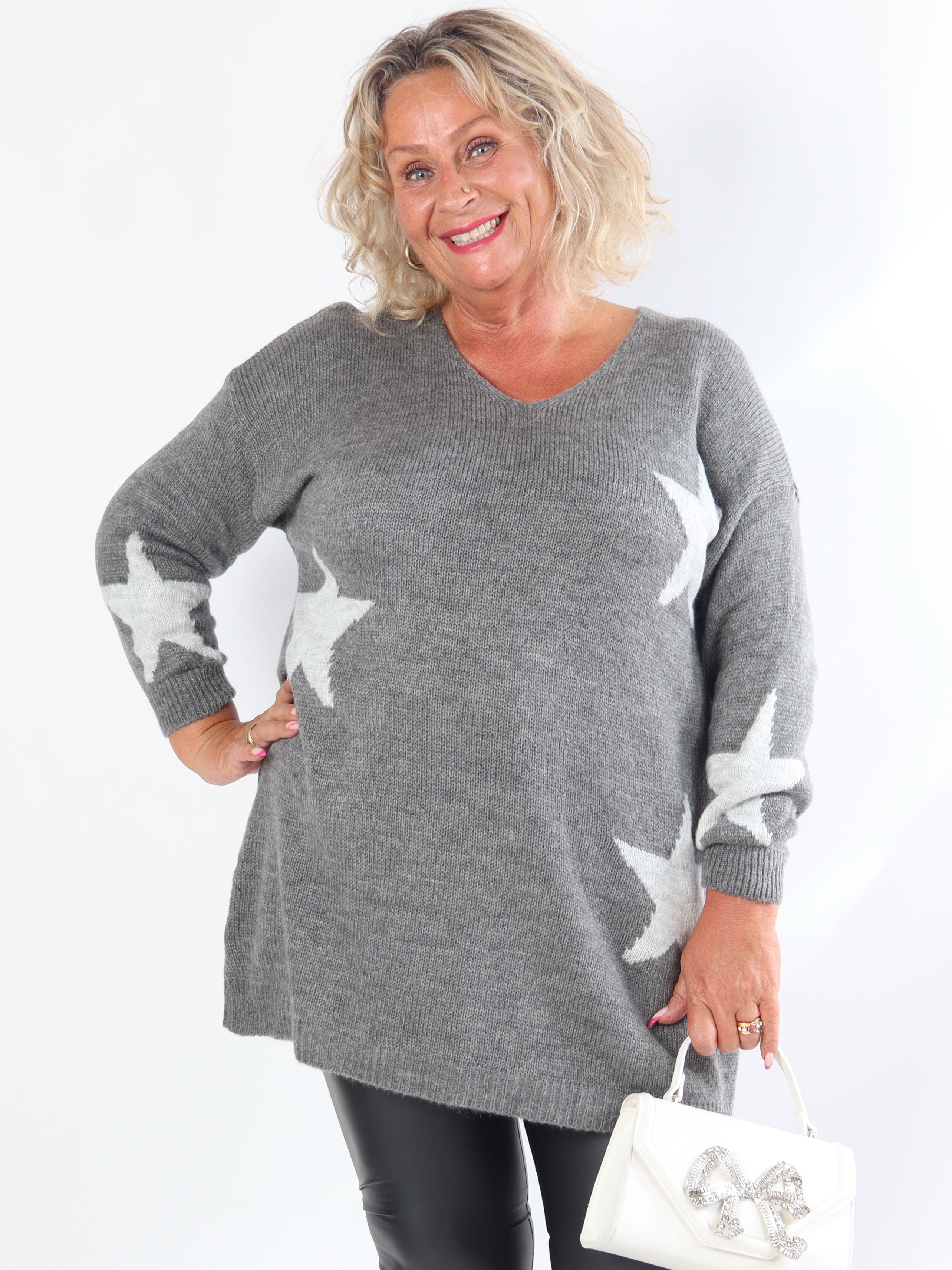 Zaria - Stickad klänning i plus size med stjärnor och v-ringning