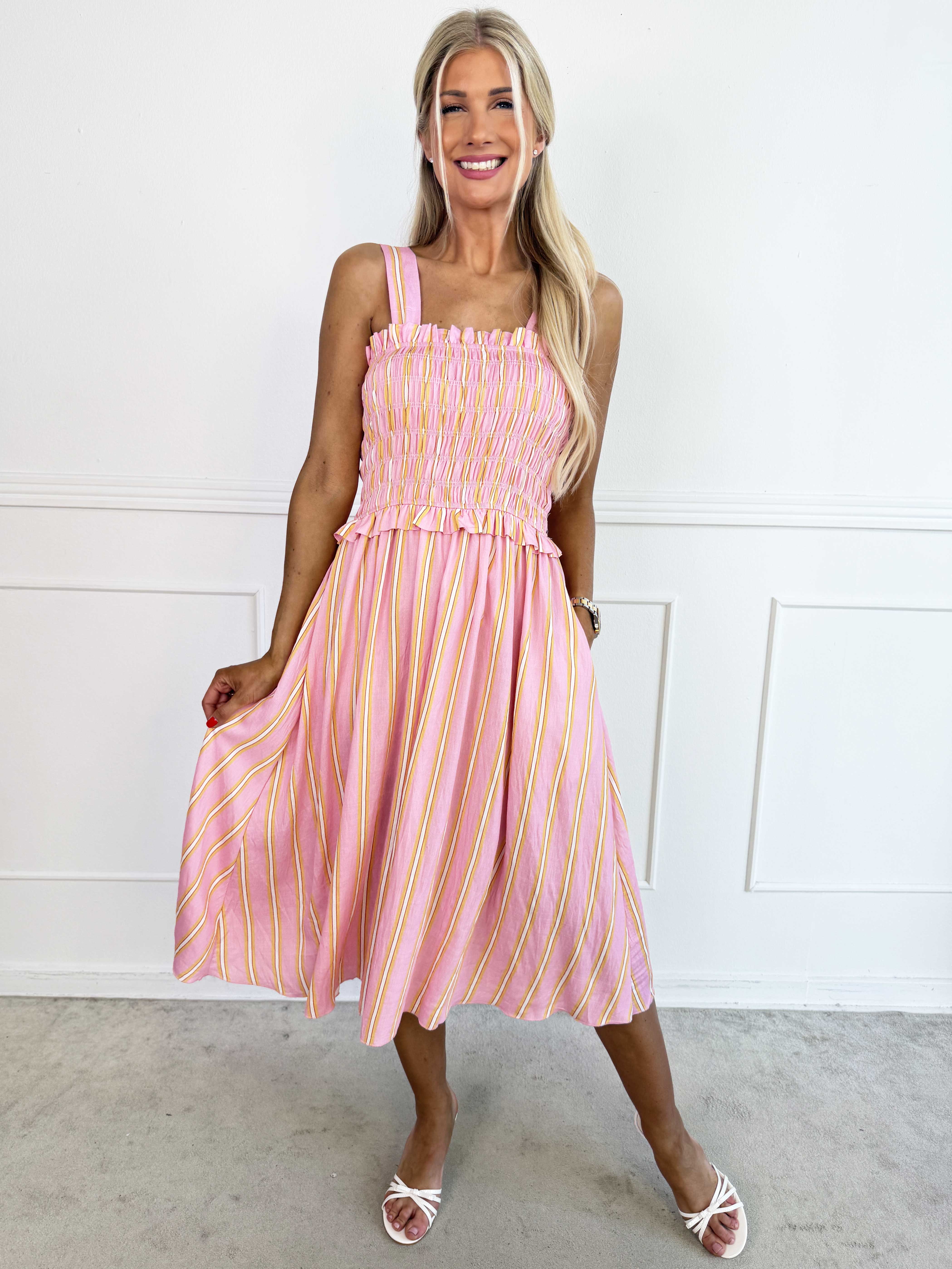 Marisol Stripe - Randig plus size sommarklänning i viskos med smock över bröstet