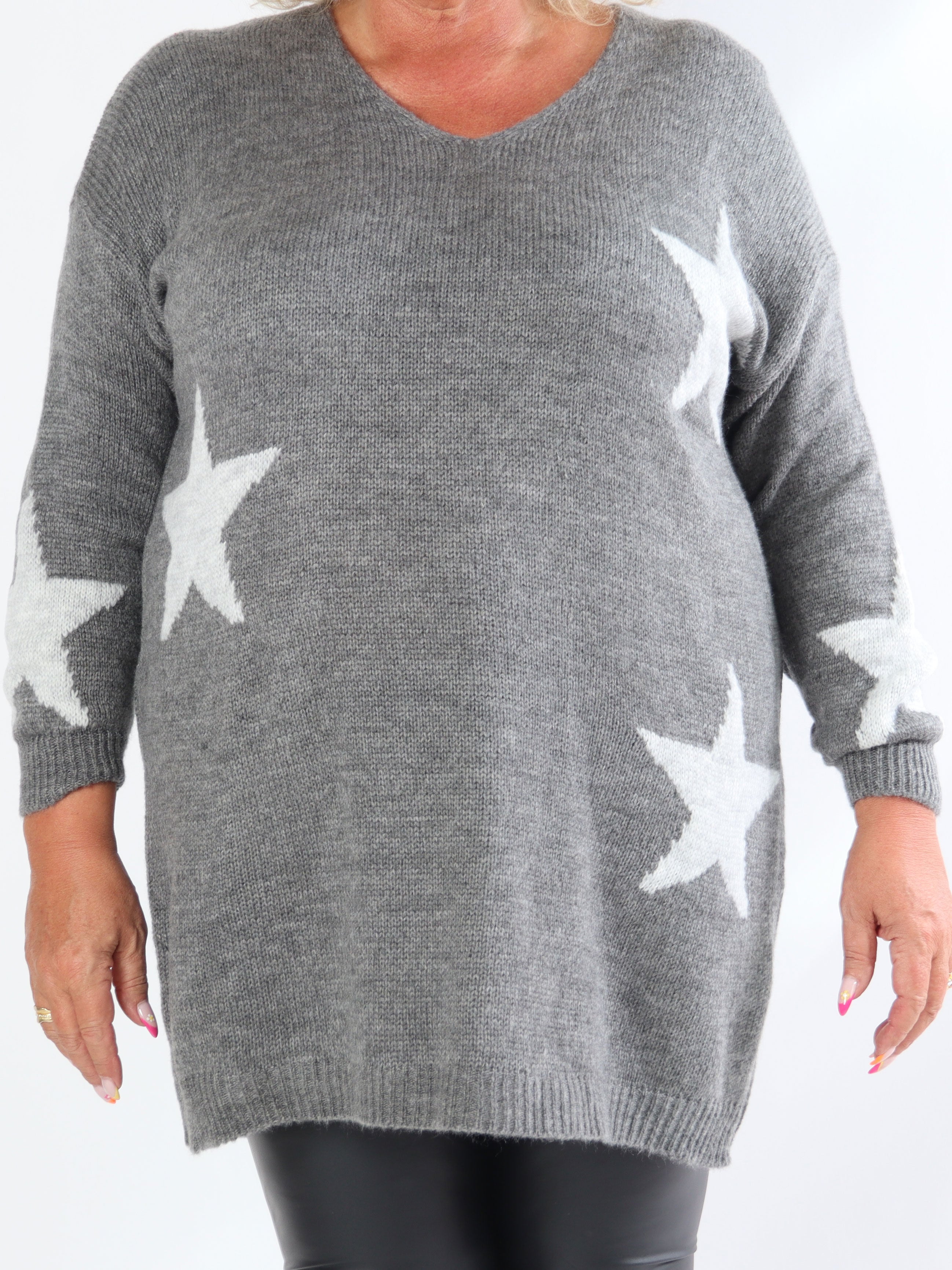 Zaria - Stickad klänning i plus size med stjärnor och v-ringning