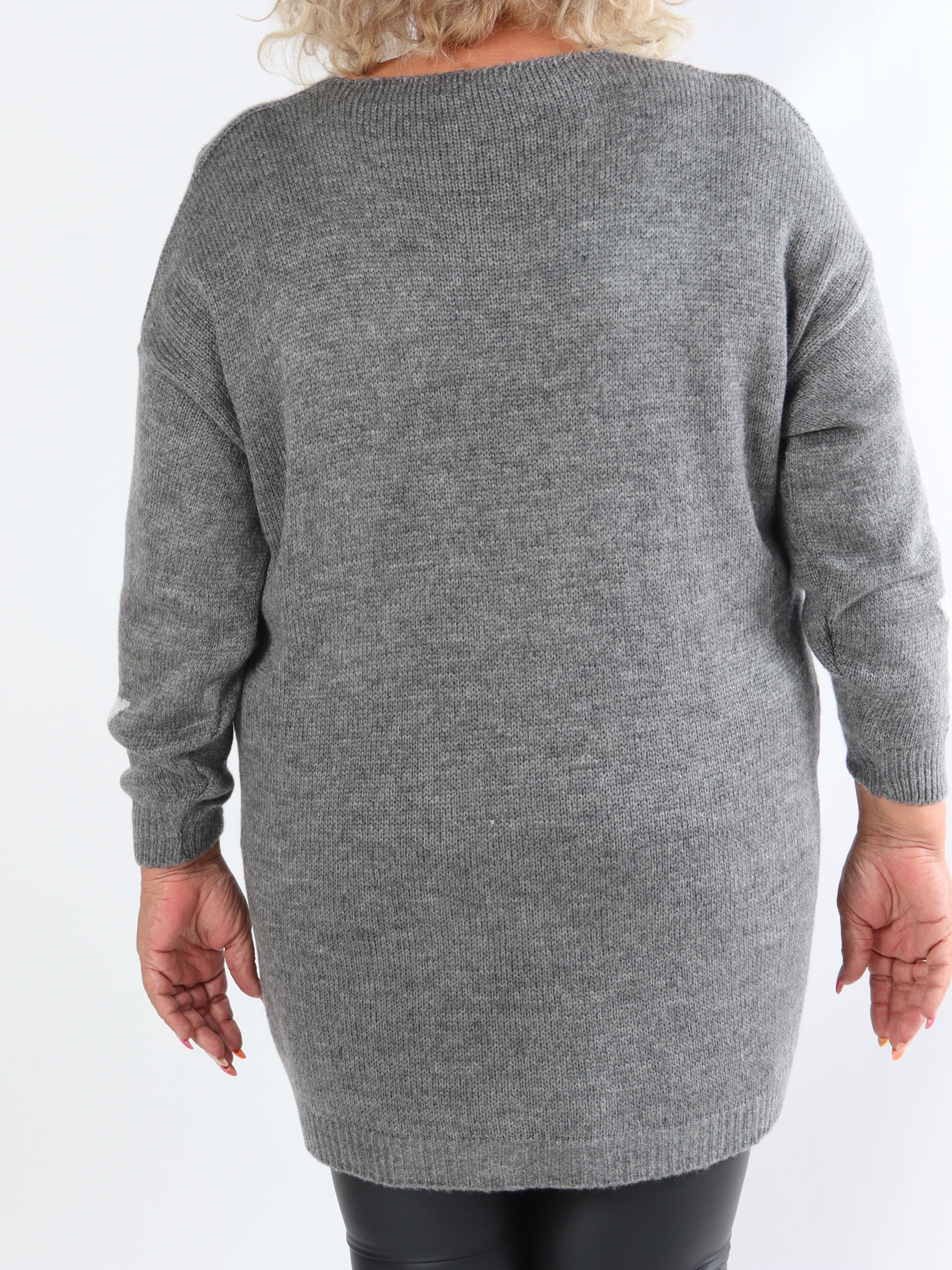 Zaria - Stickad klänning i plus size med stjärnor och v-ringning